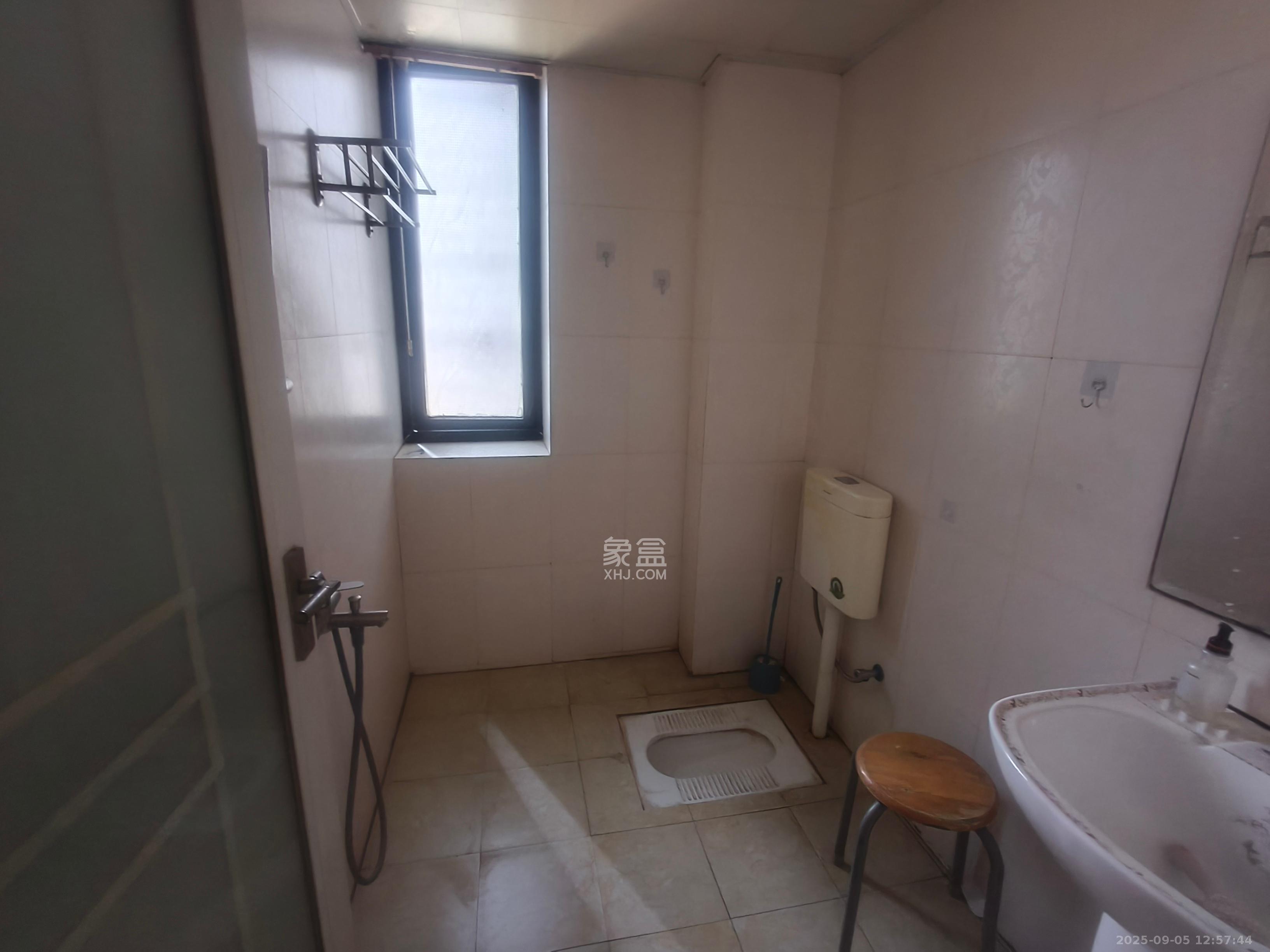 大为时代家园  1室2厅1卫    1500.0元/月 大为时代家园  1室2厅1卫    1500.0元/月室内图