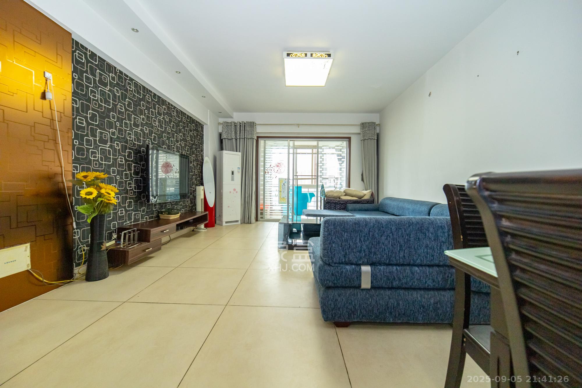 楚天馨苑 2室2厅1卫 55.0万 楚天馨苑 2室2厅1卫 55.0万客厅