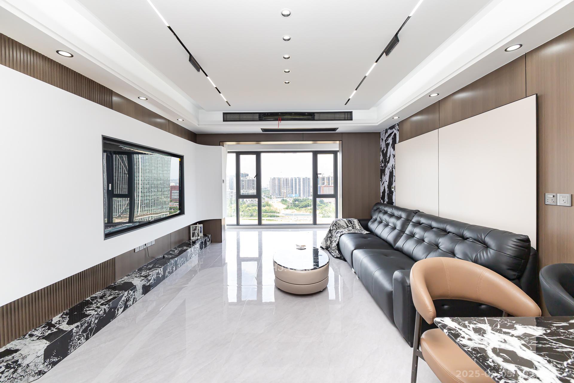 勤诚达新界  4室2厅2卫    117.0万 勤诚达新界  4室2厅2卫    117.0万客厅