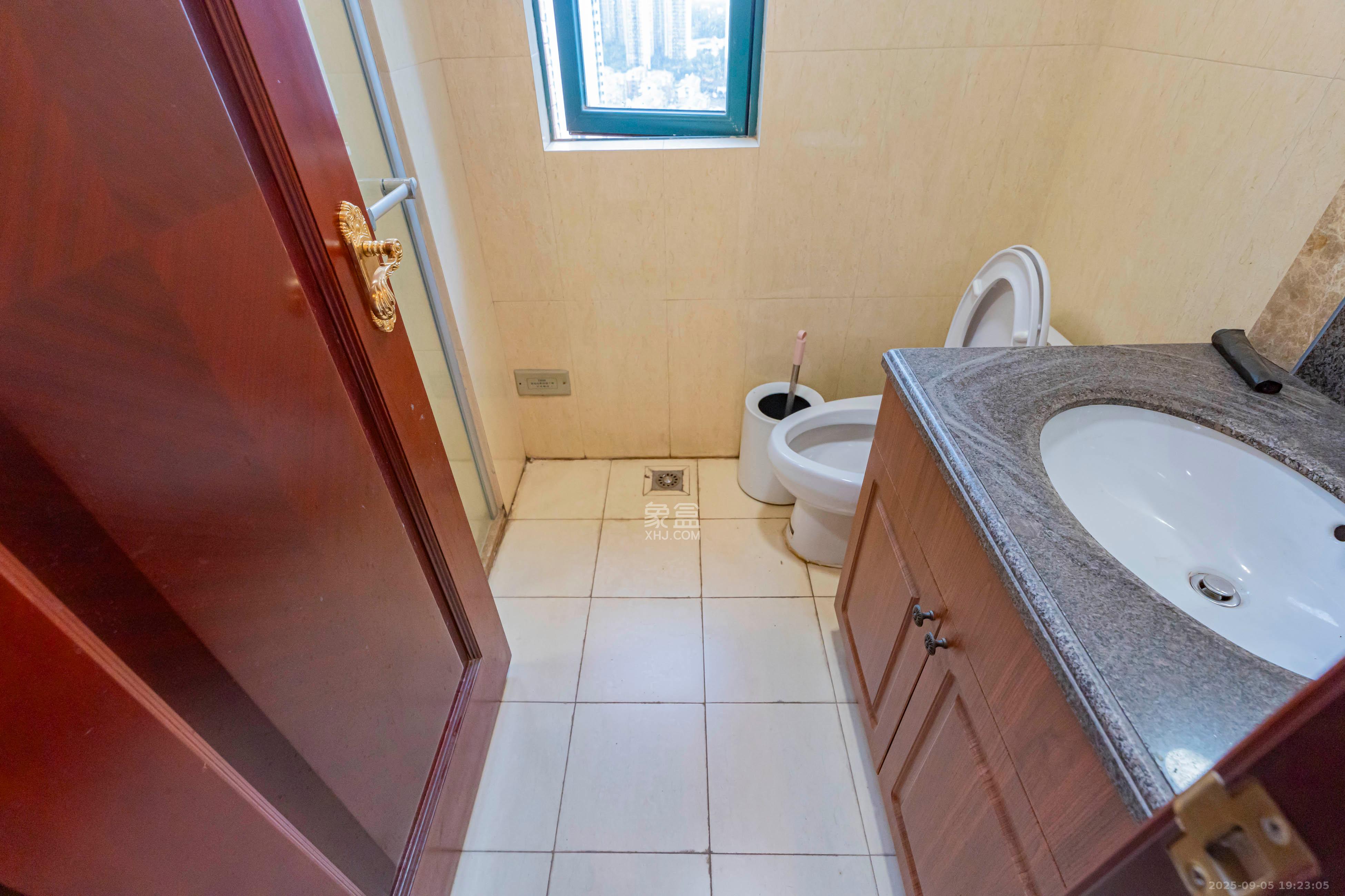 恒大雅苑  3室2厅2卫    125.0万 恒大雅苑  3室2厅2卫    125.0万卫生间