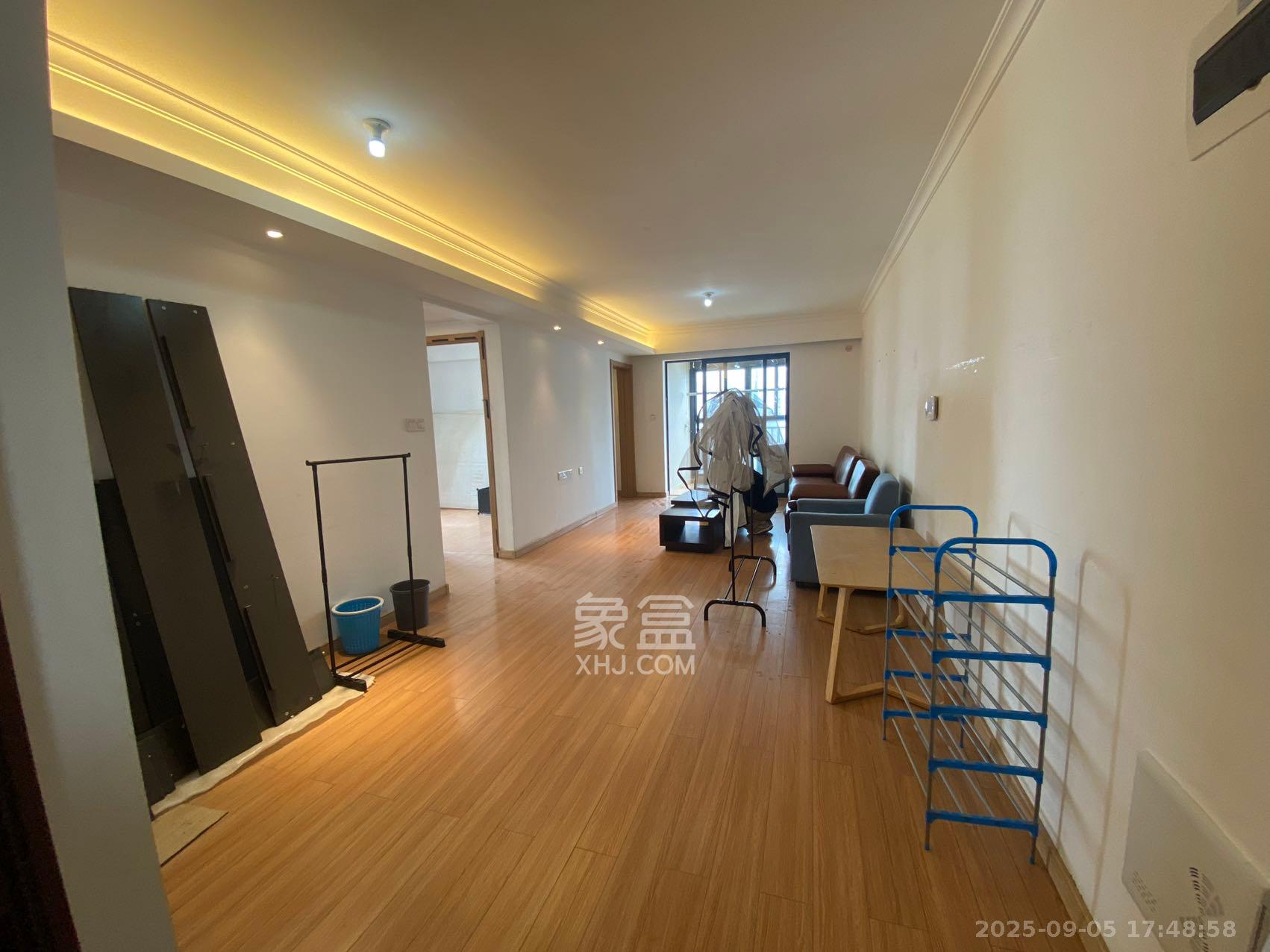 万科魅力之城  3室2厅2卫    2600.0元/月