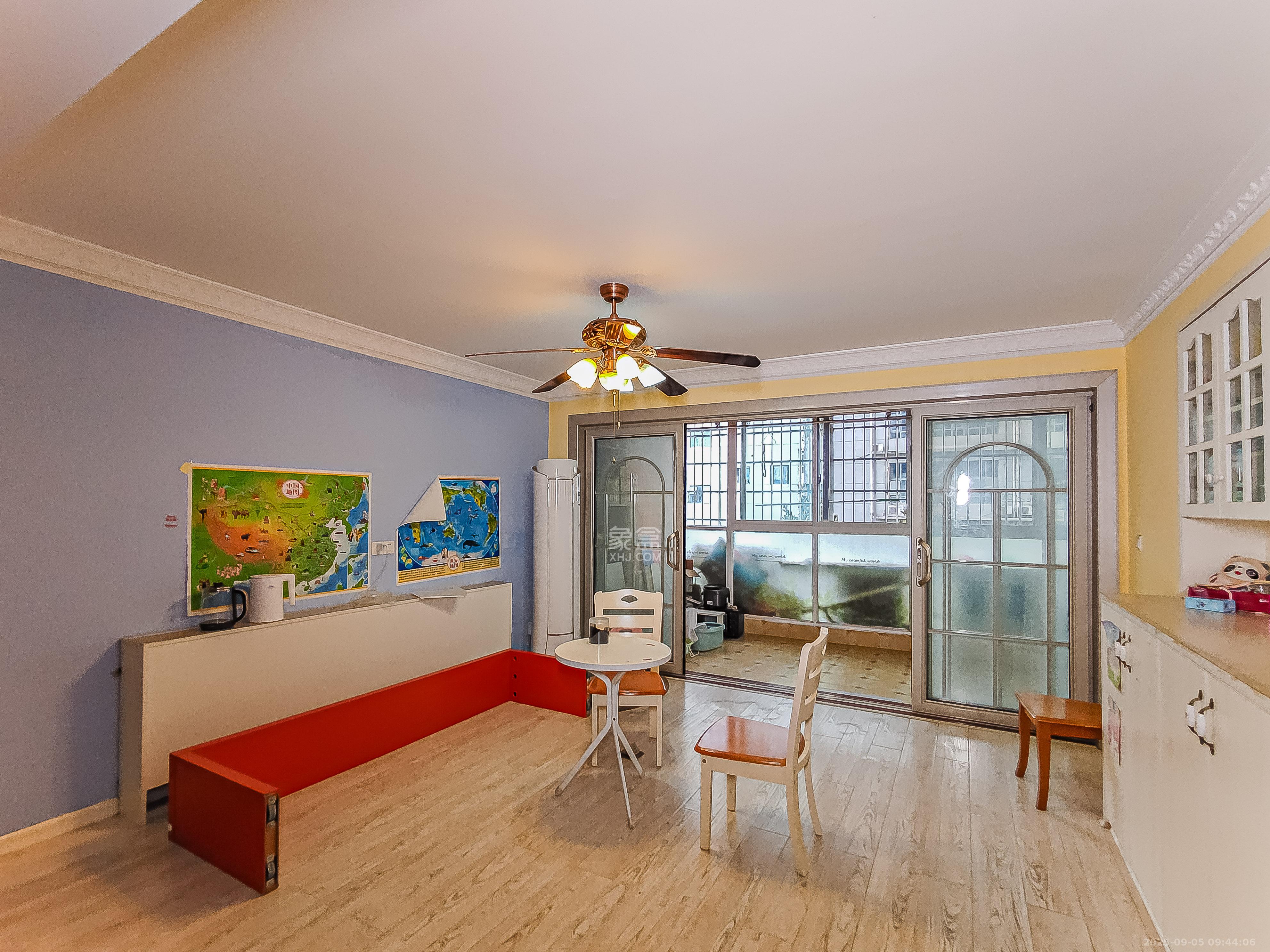 香格里嘉园  5室2厅2卫    129.0万客厅