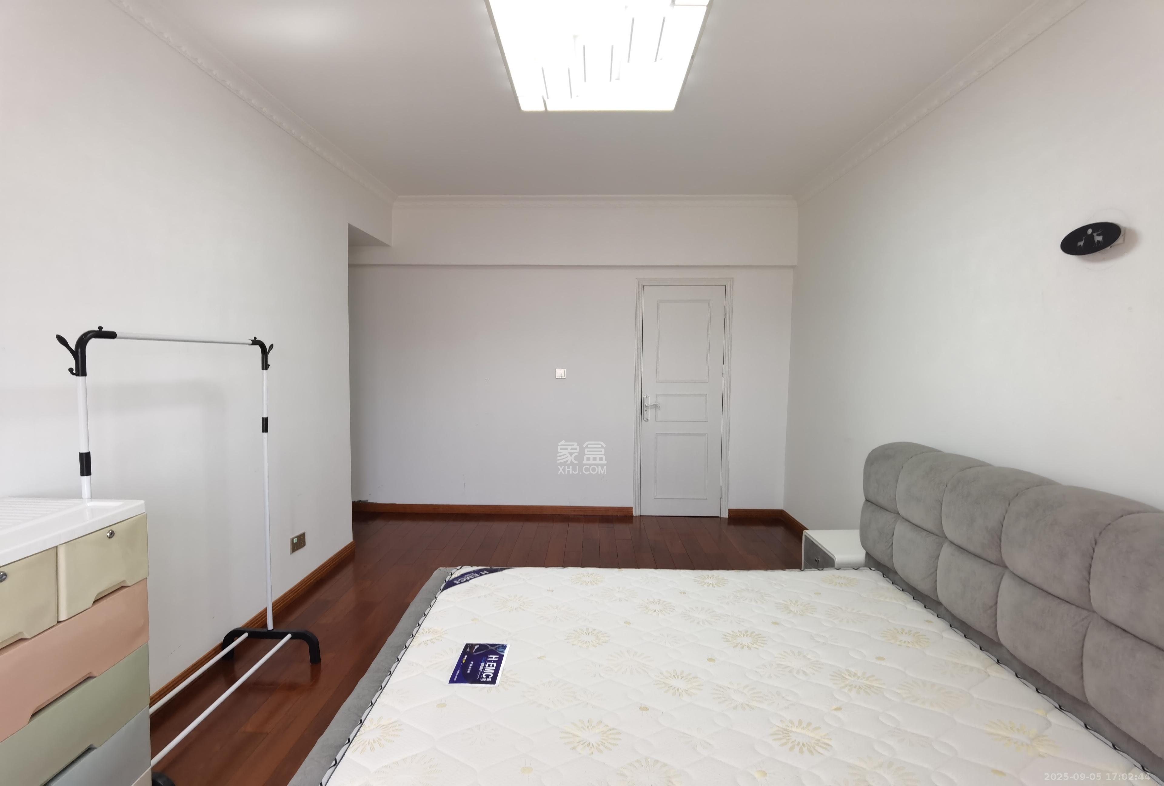 双盈卧龙湾  4室2厅2卫    2500.0元/月 双盈卧龙湾  4室2厅2卫    2500.0元/月