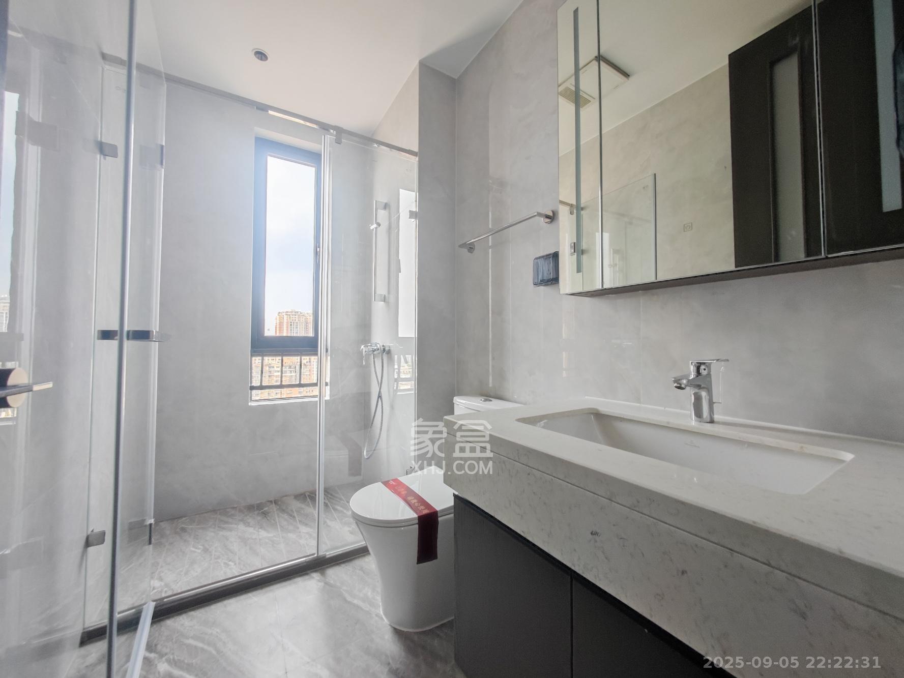 龙湖青云阙  4室2厅3卫    330.0万 龙湖青云阙  4室2厅3卫    330.0万卫生间