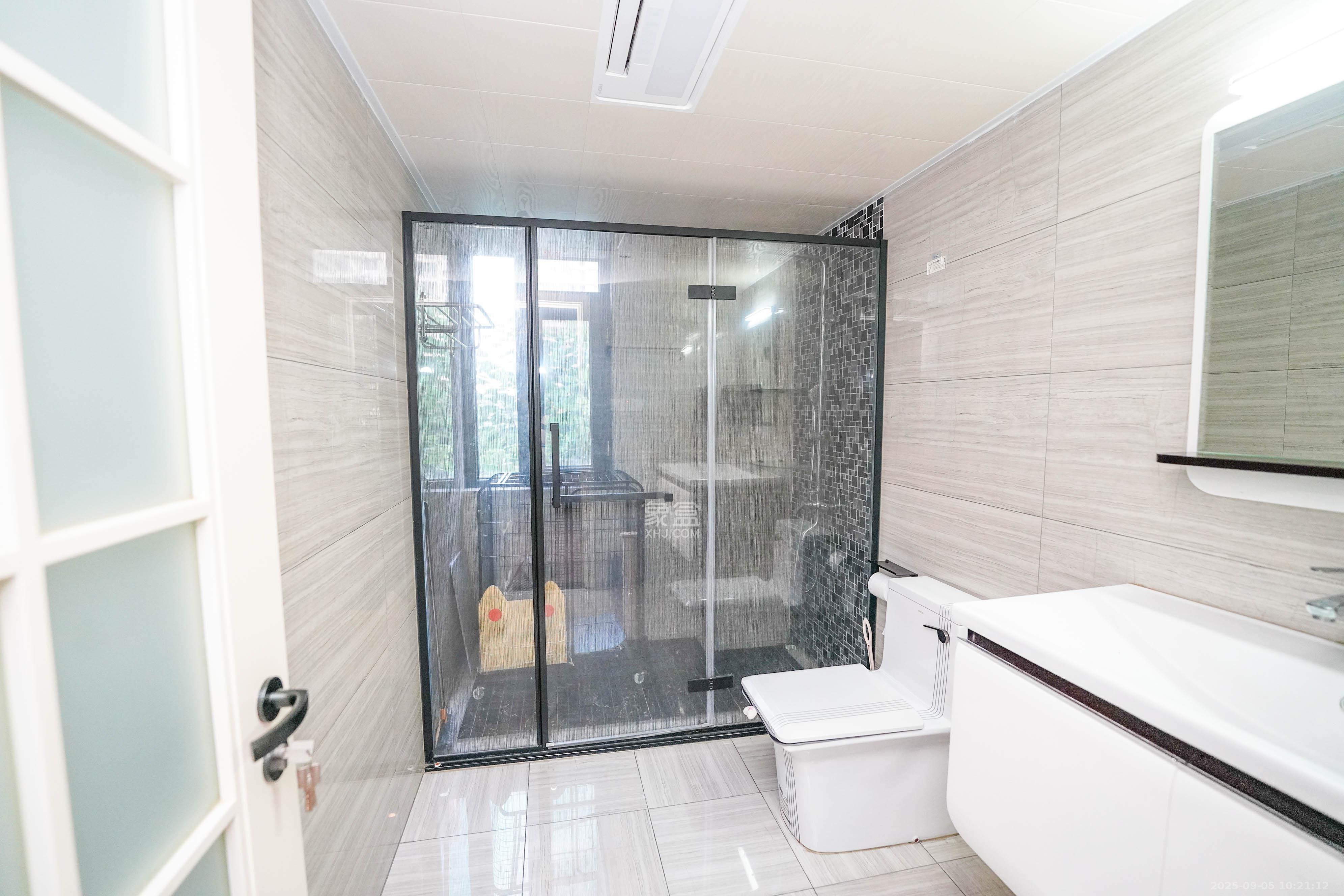 嘉华城（一期）  5室2厅2卫    220.0万卫生间