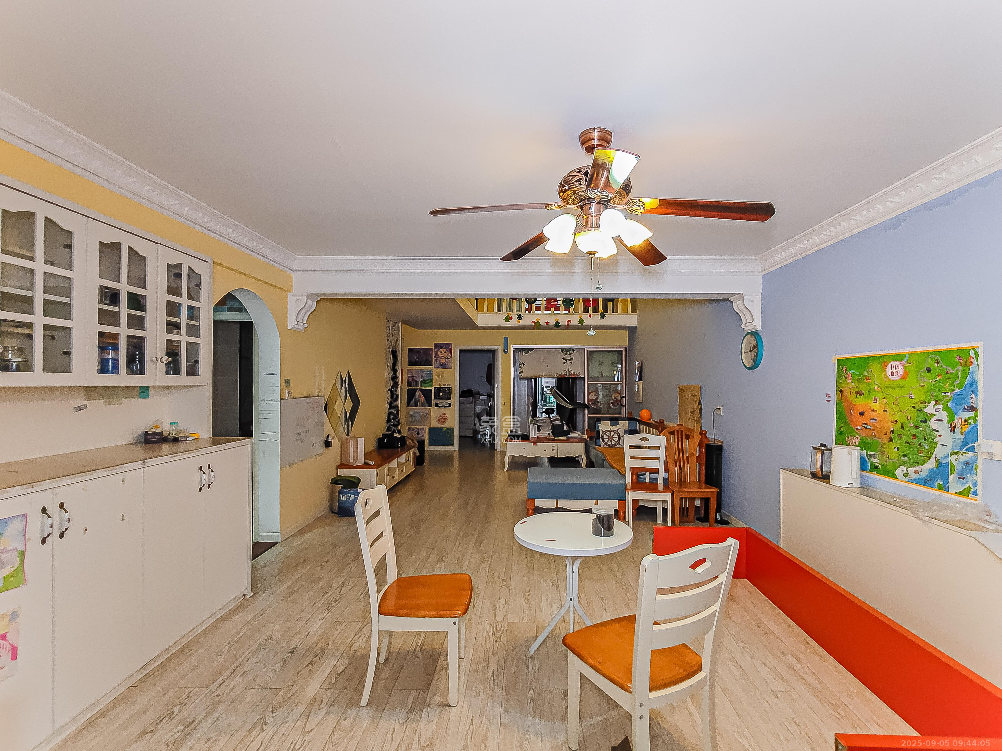 香格里嘉园  5室2厅2卫    129.0万客厅