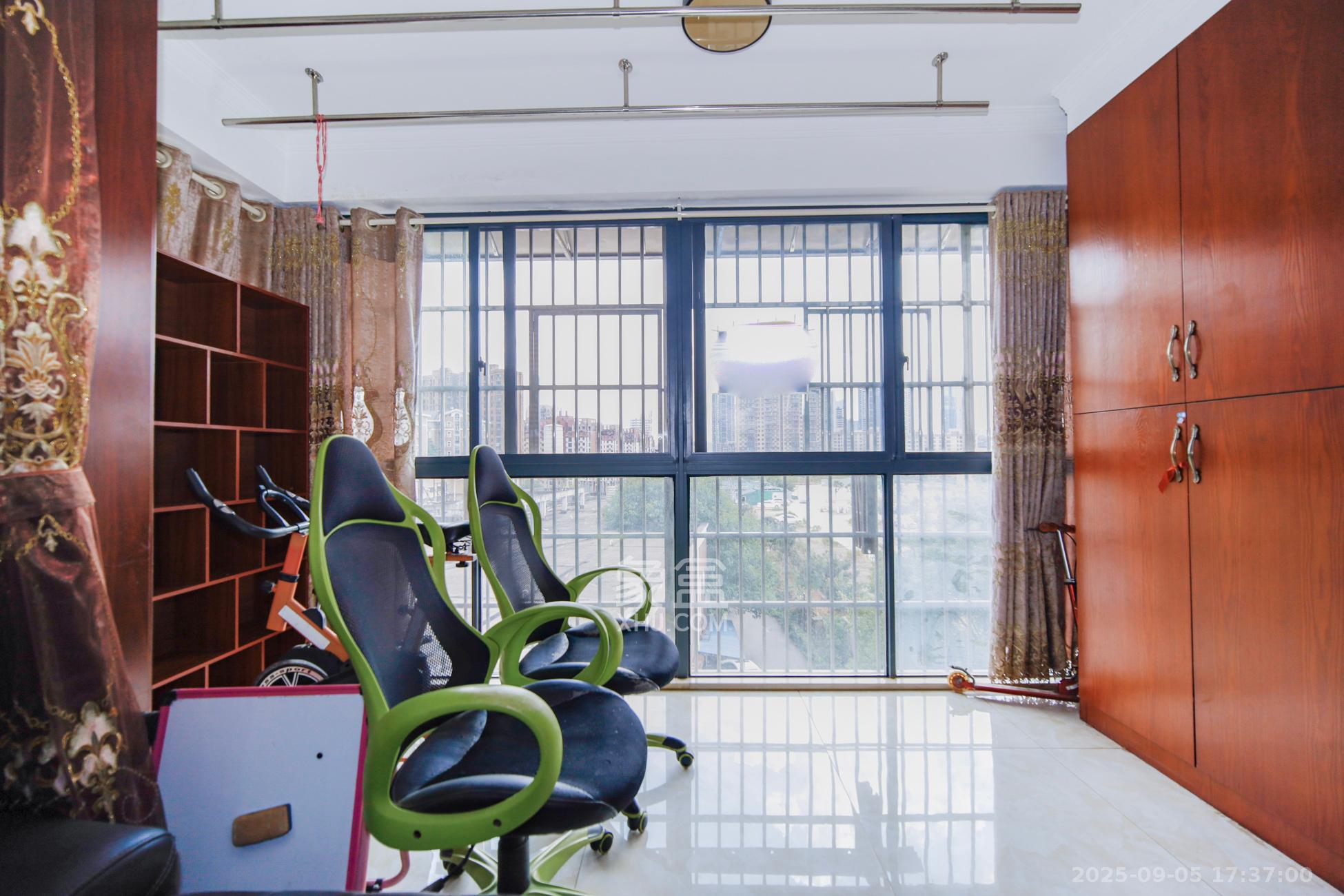 山水庭院  3室2厅1卫    68.0万阳台