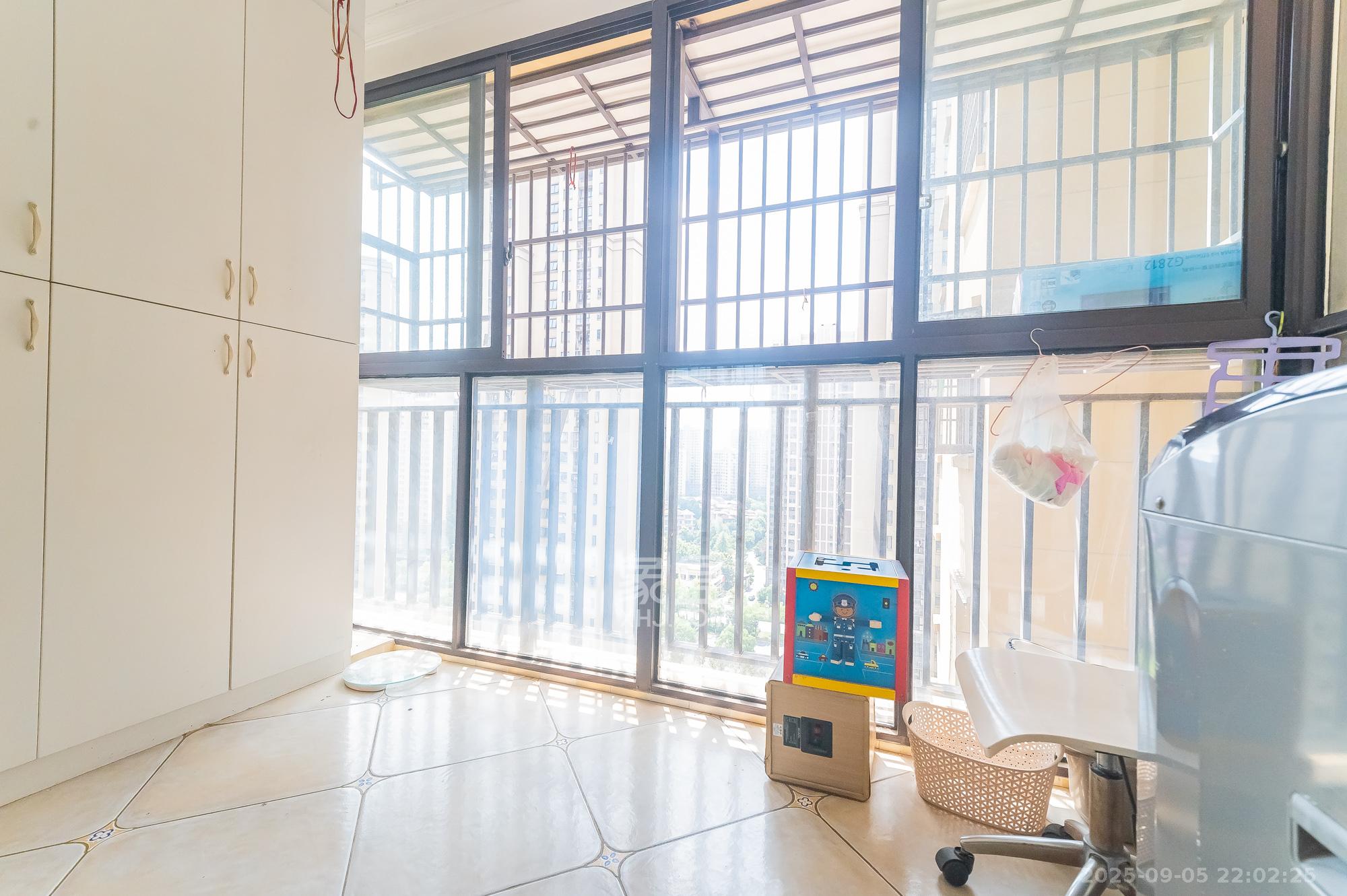 华润置地广场一期  3室2厅2卫    88.0万 华润置地广场一期  3室2厅2卫    88.0万阳台