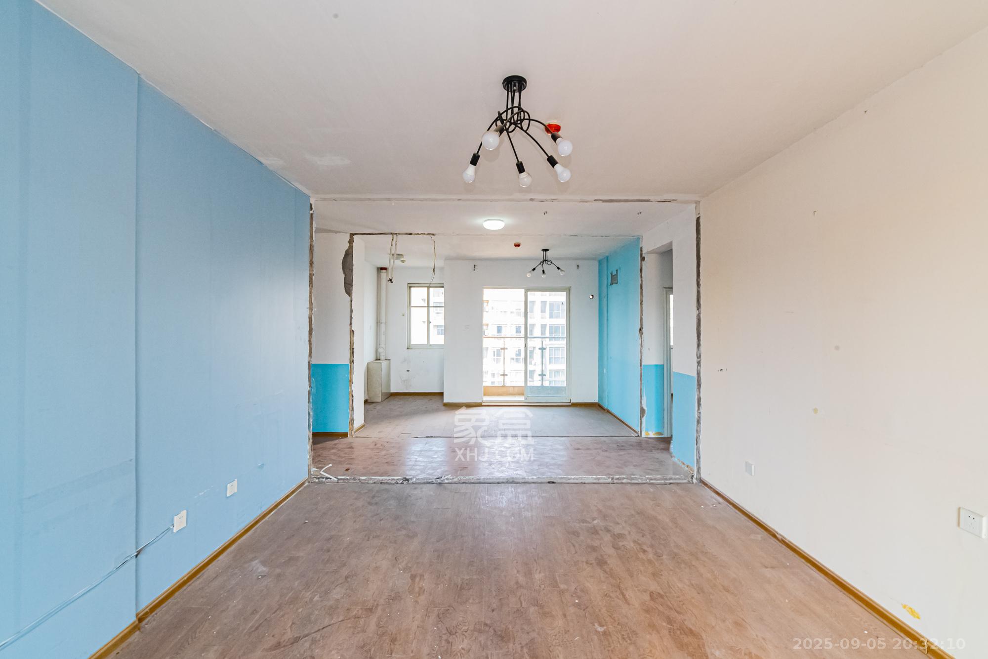 北辰三角洲E4区  4室2厅2卫    145.0万 北辰三角洲E4区  4室2厅2卫    145.0万客厅