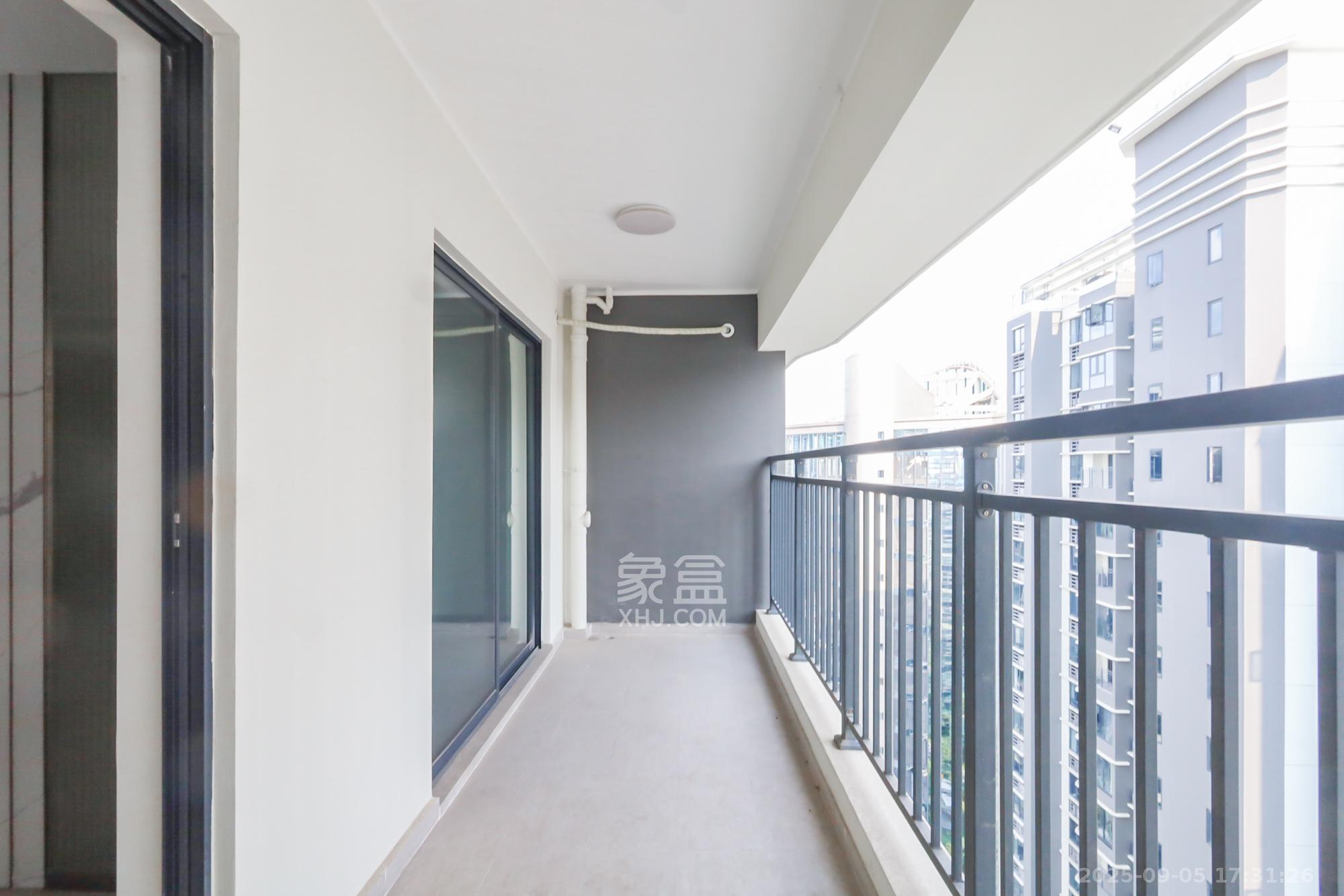 滨江府1913 4室2厅2卫 220.0万 滨江府1913 4室2厅2卫 220.0万阳台