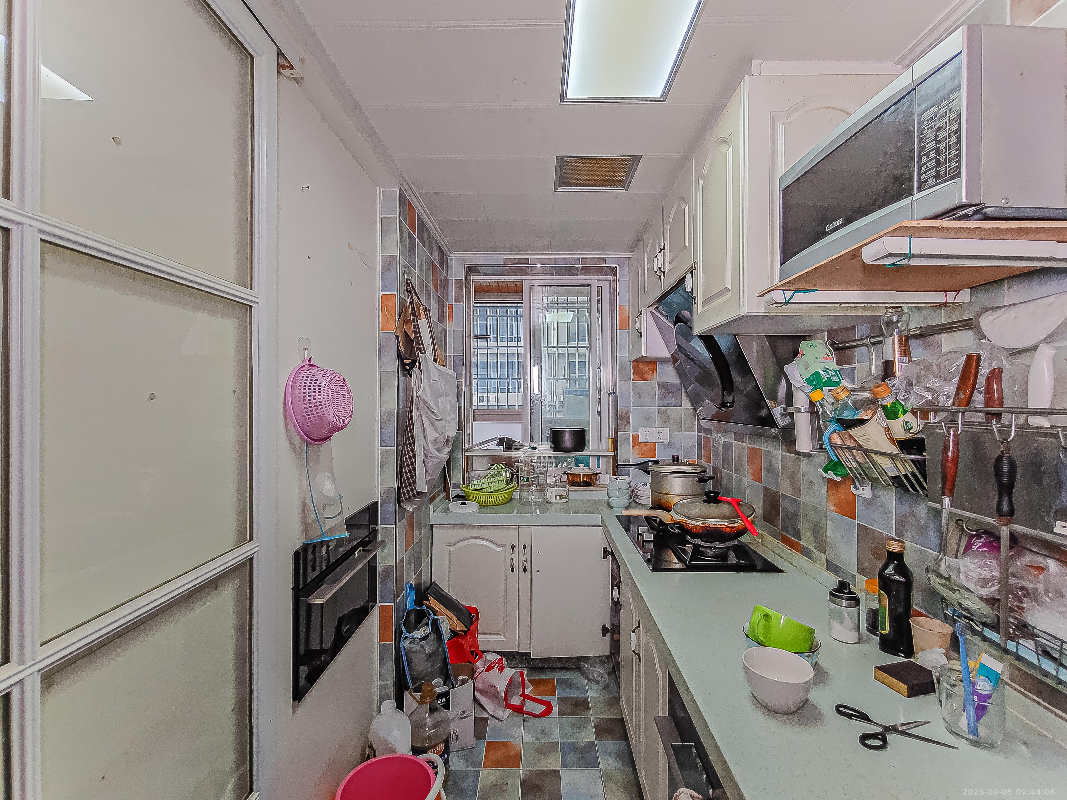 香格里嘉园  5室2厅2卫    129.0万厨房