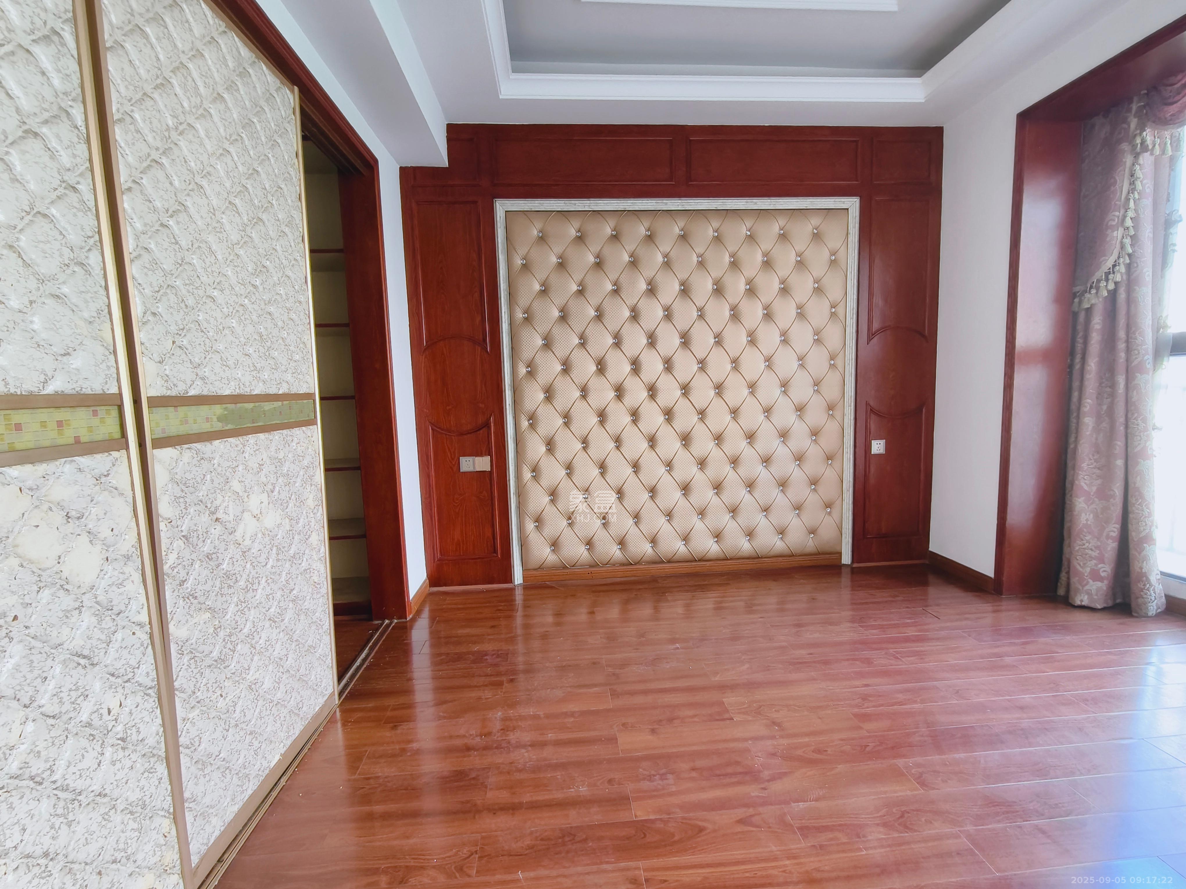 康桥长郡 3室2厅2卫 2400.0元/月 康桥长郡 3室2厅2卫 2400.0元/月室内图