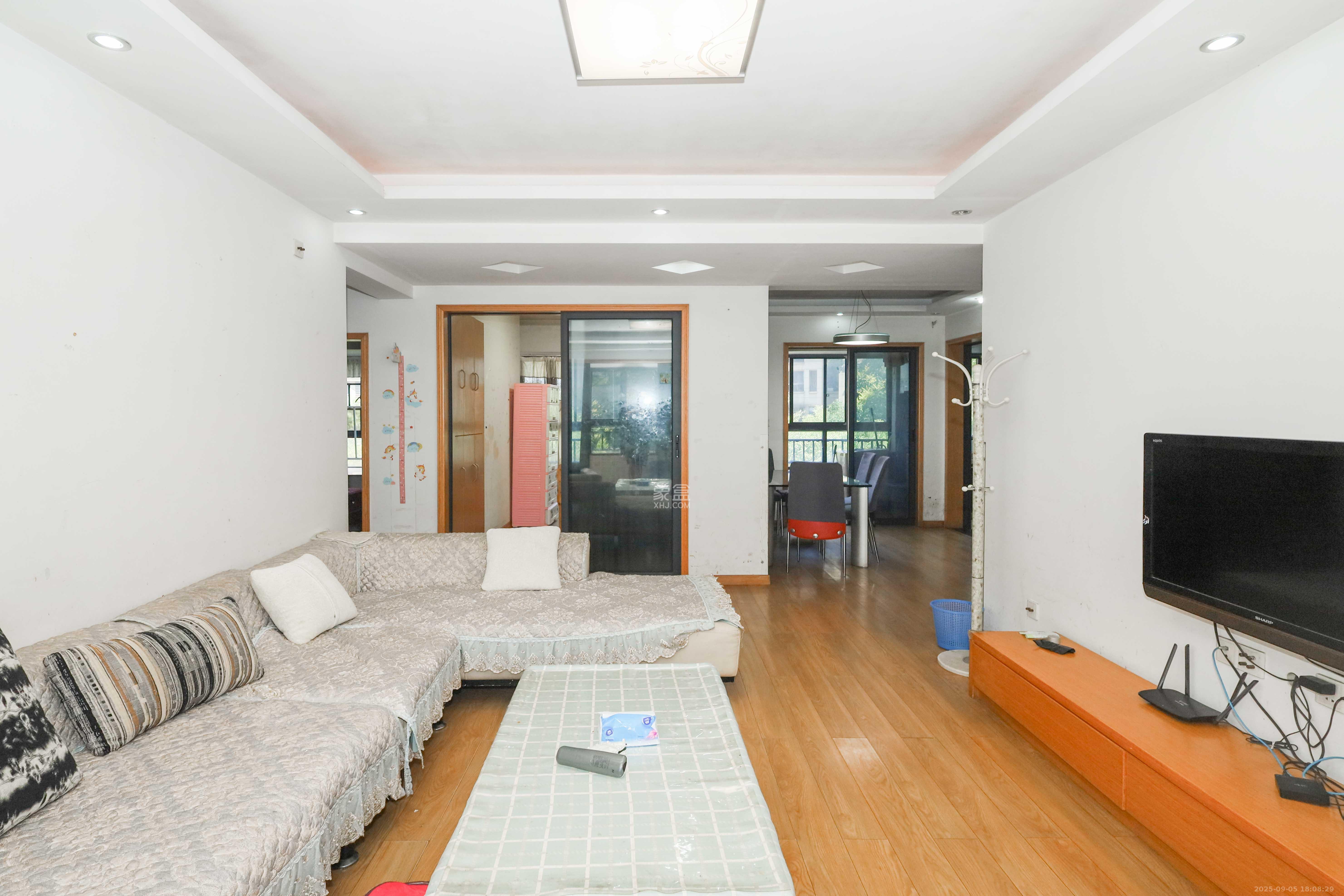 保利麓谷林语A区  3室2厅1卫    88.8万客厅