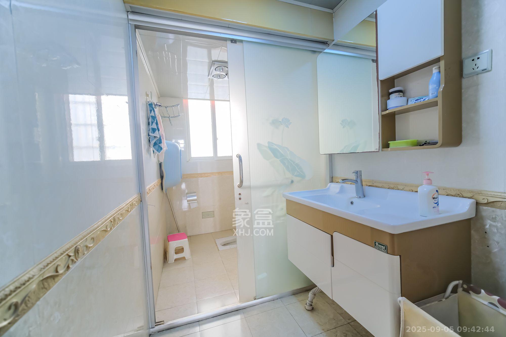 世景华庭  3室2厅2卫   1700.00元/月室内图