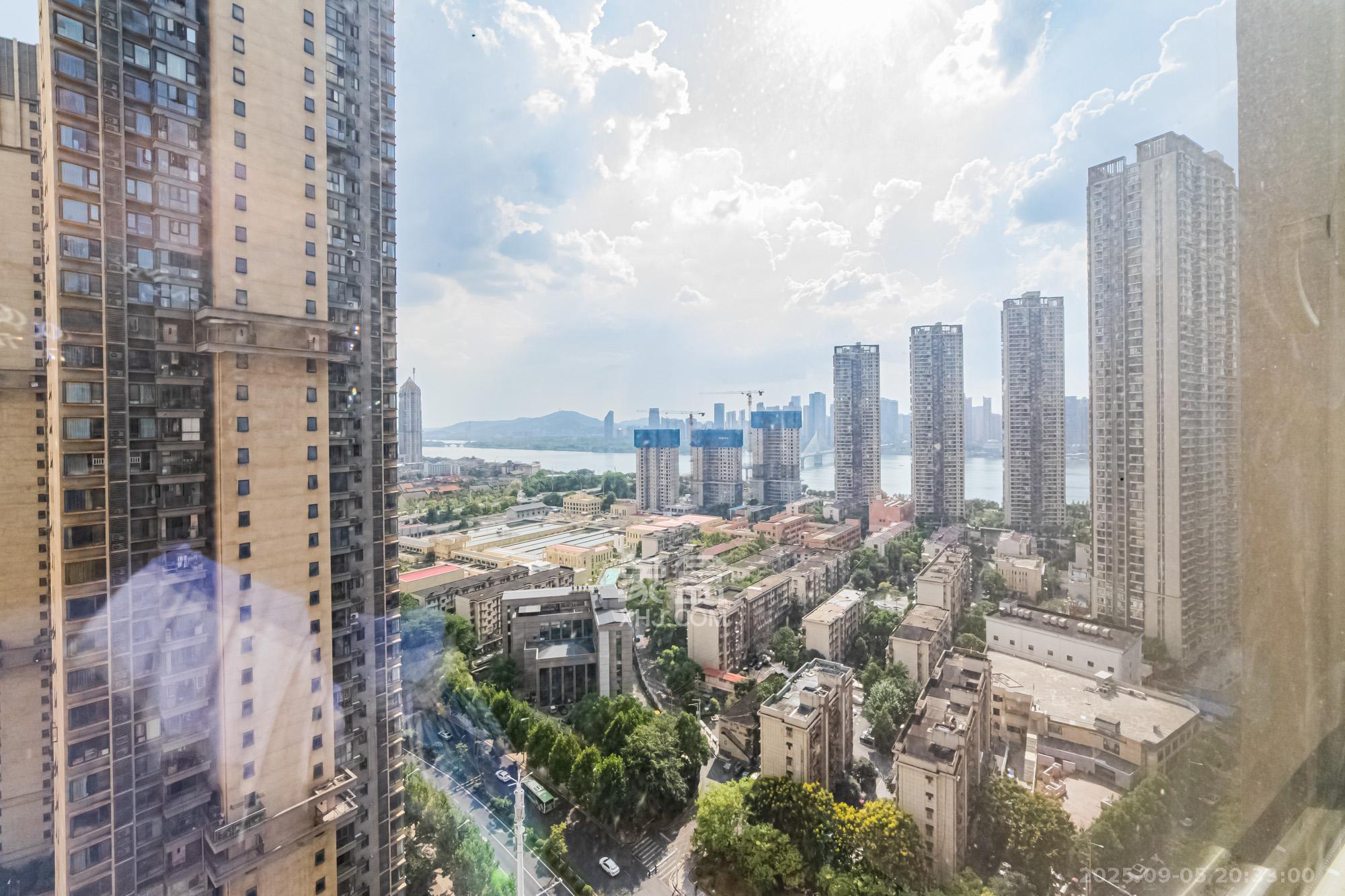 北辰三角洲E6区  4室2厅2卫    205.0万其他