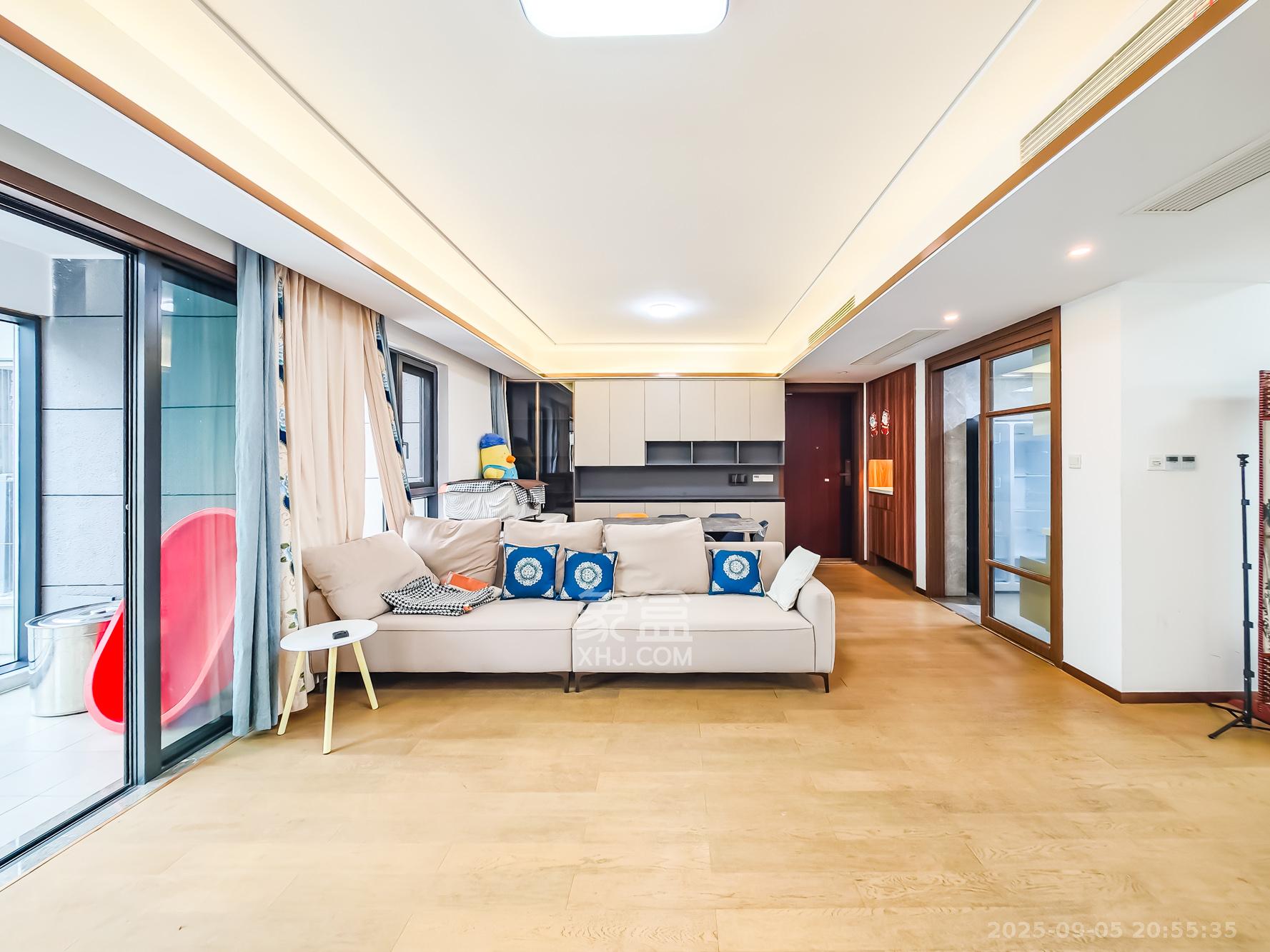 长沙万境潇湘  4室2厅2卫    158.0万客厅