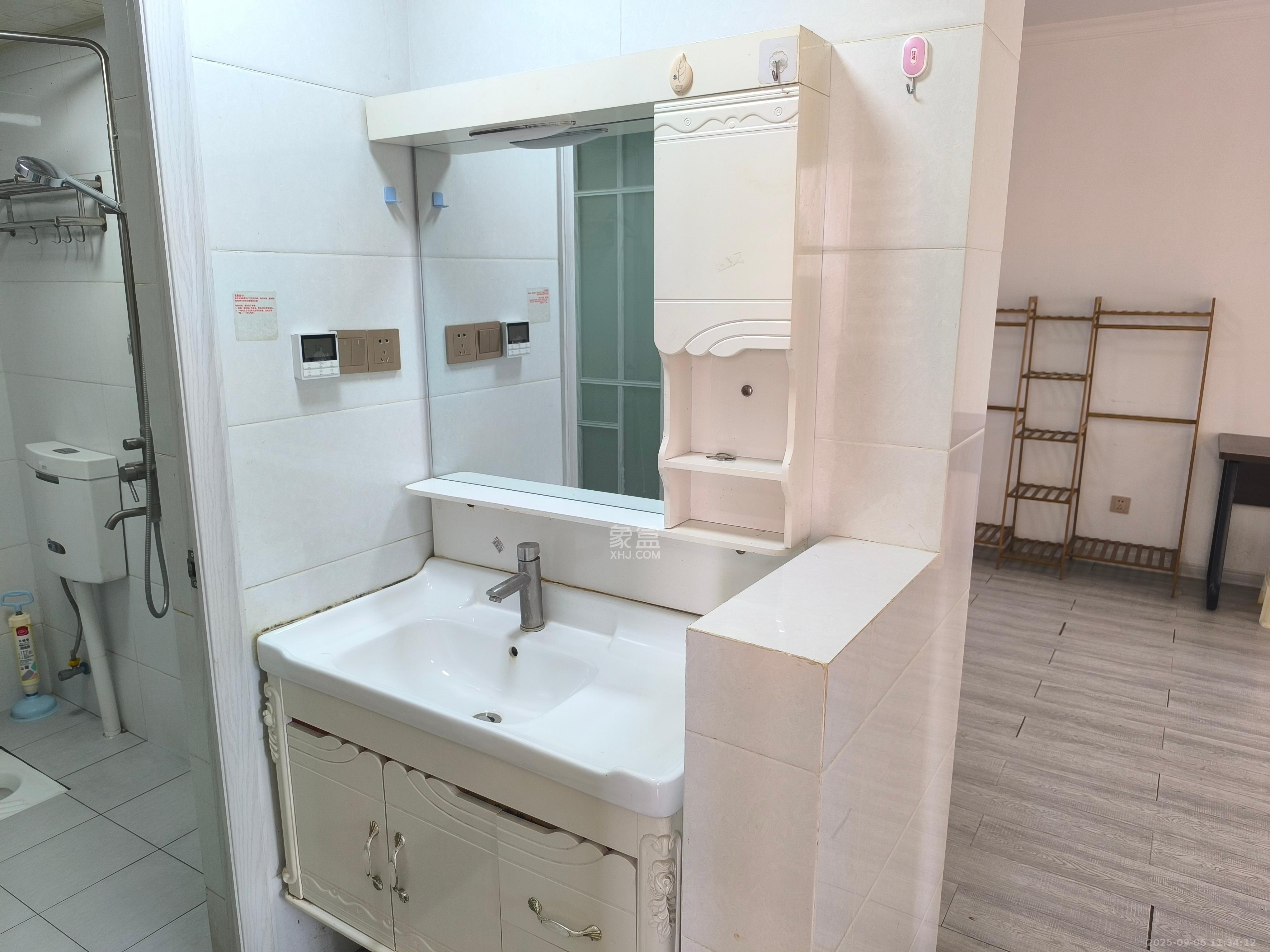 荣盛花语书苑  3室2厅1卫    2500.0元/月室内图