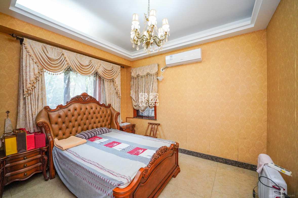 保利阆峰云墅 5室2厅4卫 868.0万 保利阆峰云墅 5室2厅4卫 868.0万卧室