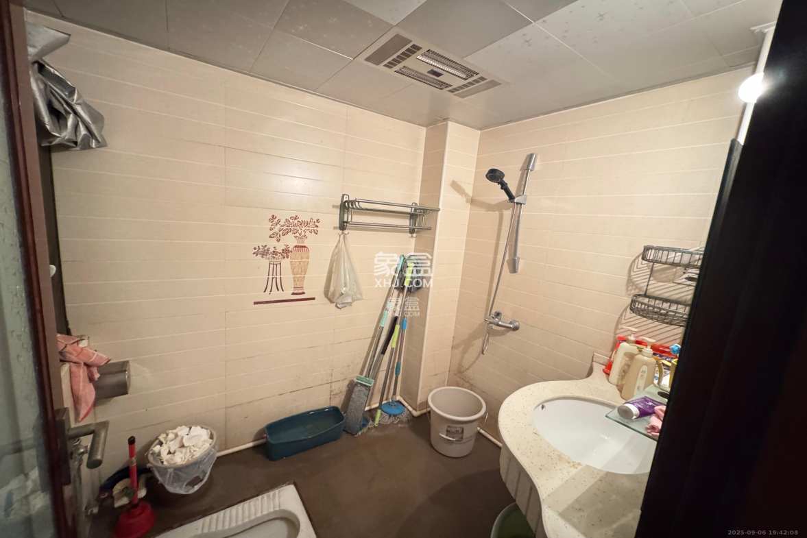 鄱阳小区  3室2厅2卫    1700.0元/月 鄱阳小区  3室2厅2卫    1700.0元/月室内图