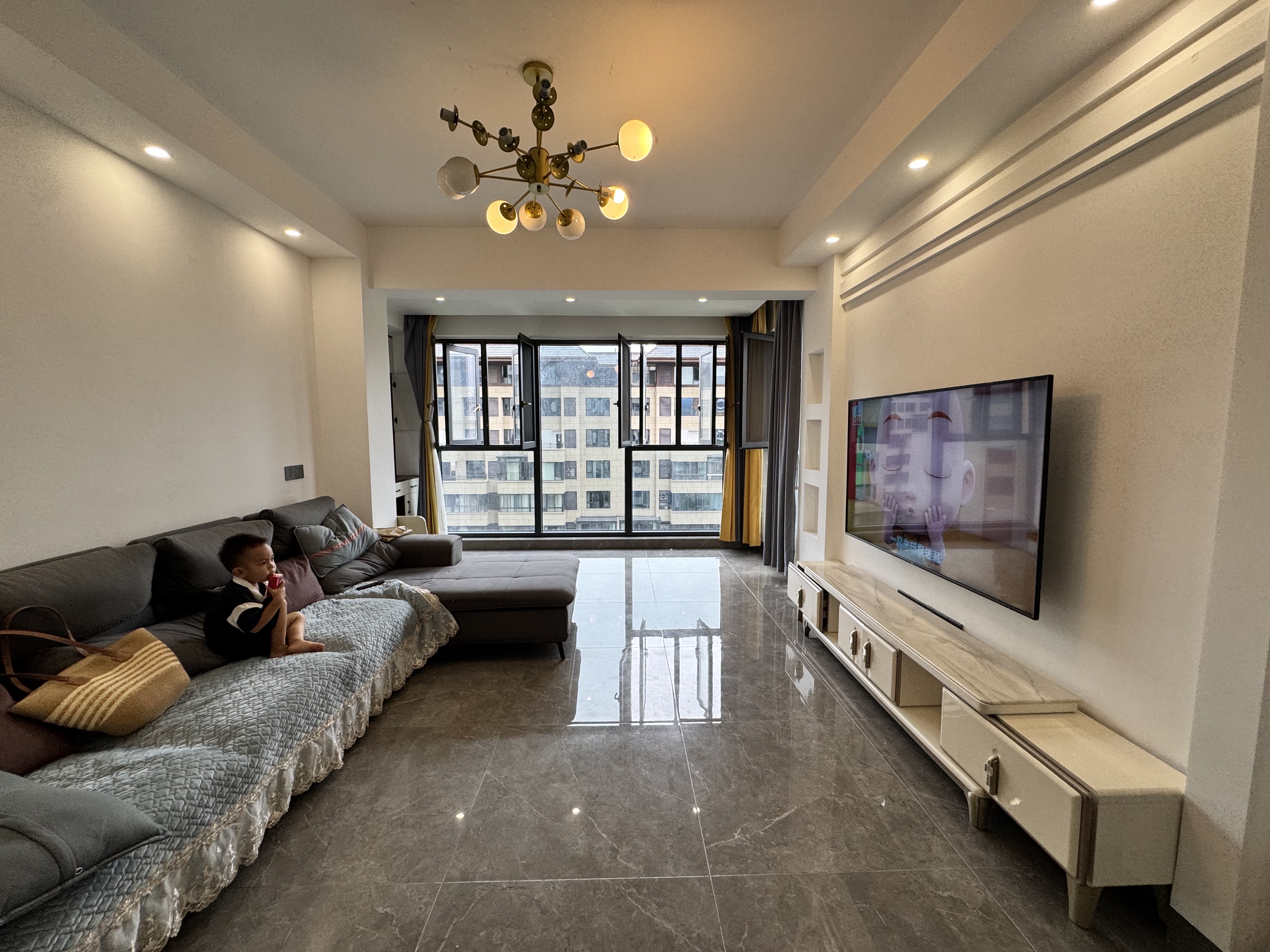 昊天珑璟湾 4室2厅2卫 2300.0元/月 昊天珑璟湾 4室2厅2卫 2300.0元/月室内图