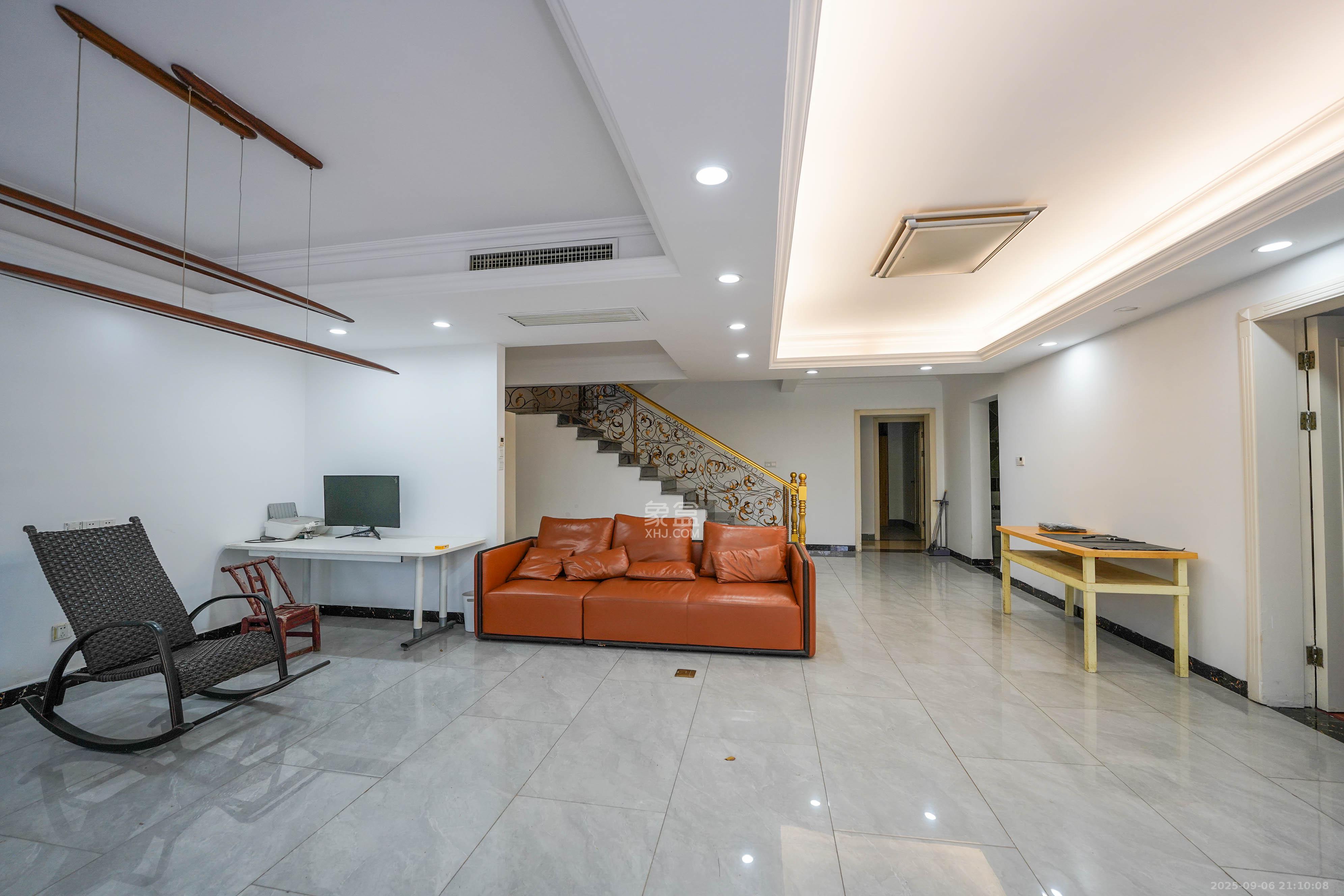 保利阆峰云墅  7室3厅5卫    730.0万 保利阆峰云墅  7室3厅5卫    730.0万客厅