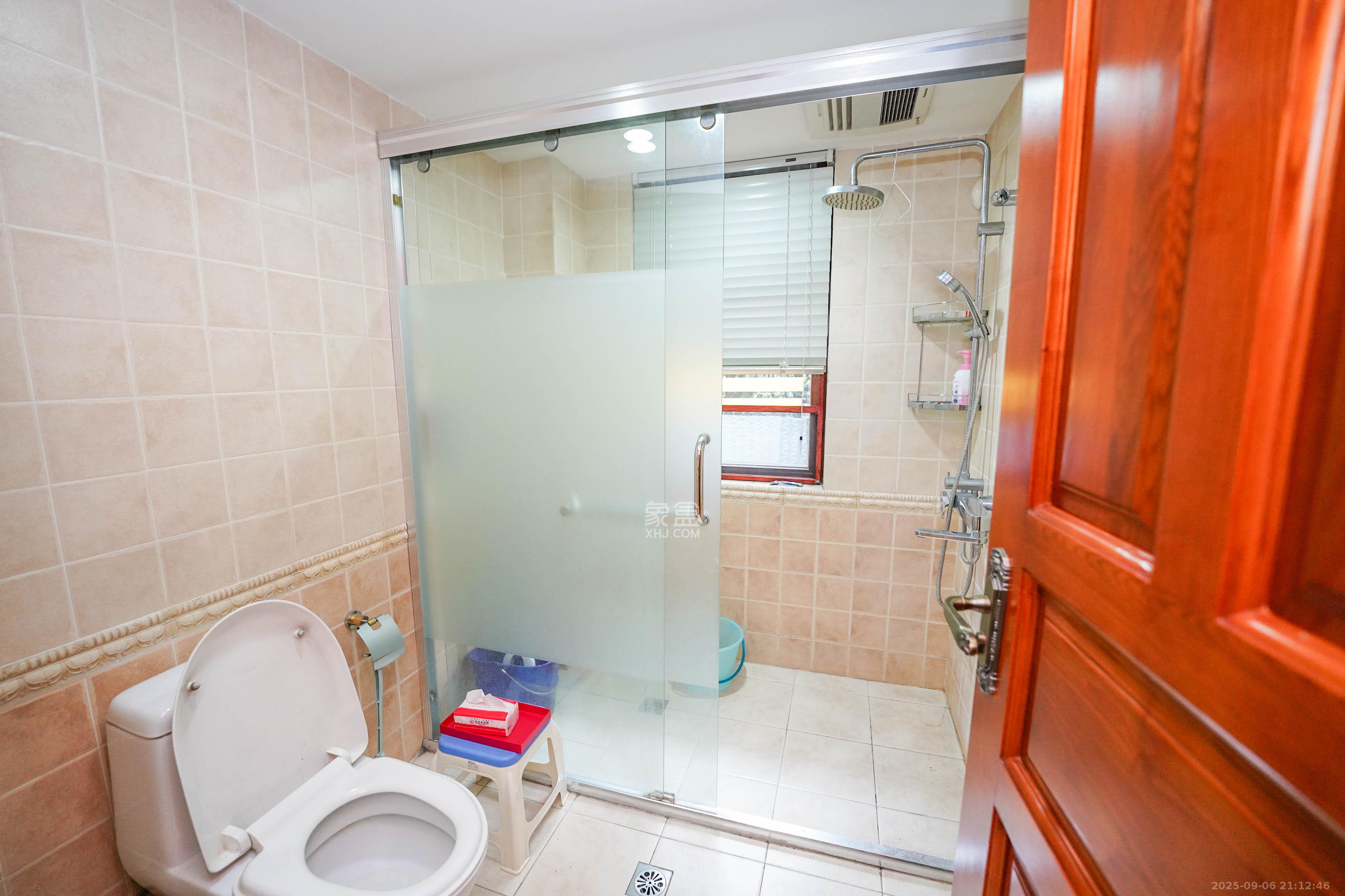 保利阆峰云墅 5室2厅4卫 868.0万 保利阆峰云墅 5室2厅4卫 868.0万卫生间