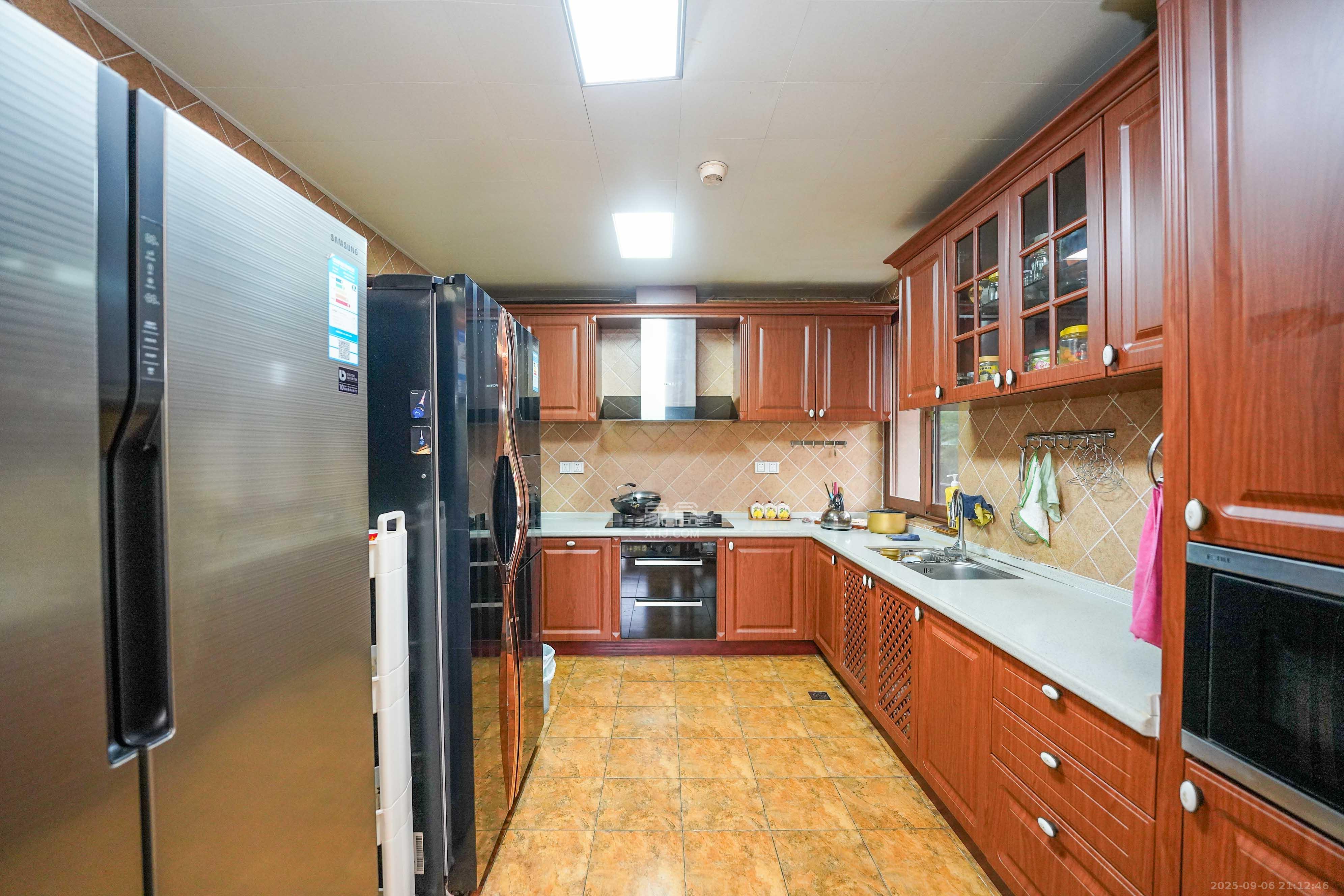 保利阆峰云墅 5室2厅4卫 868.0万 保利阆峰云墅 5室2厅4卫 868.0万厨房