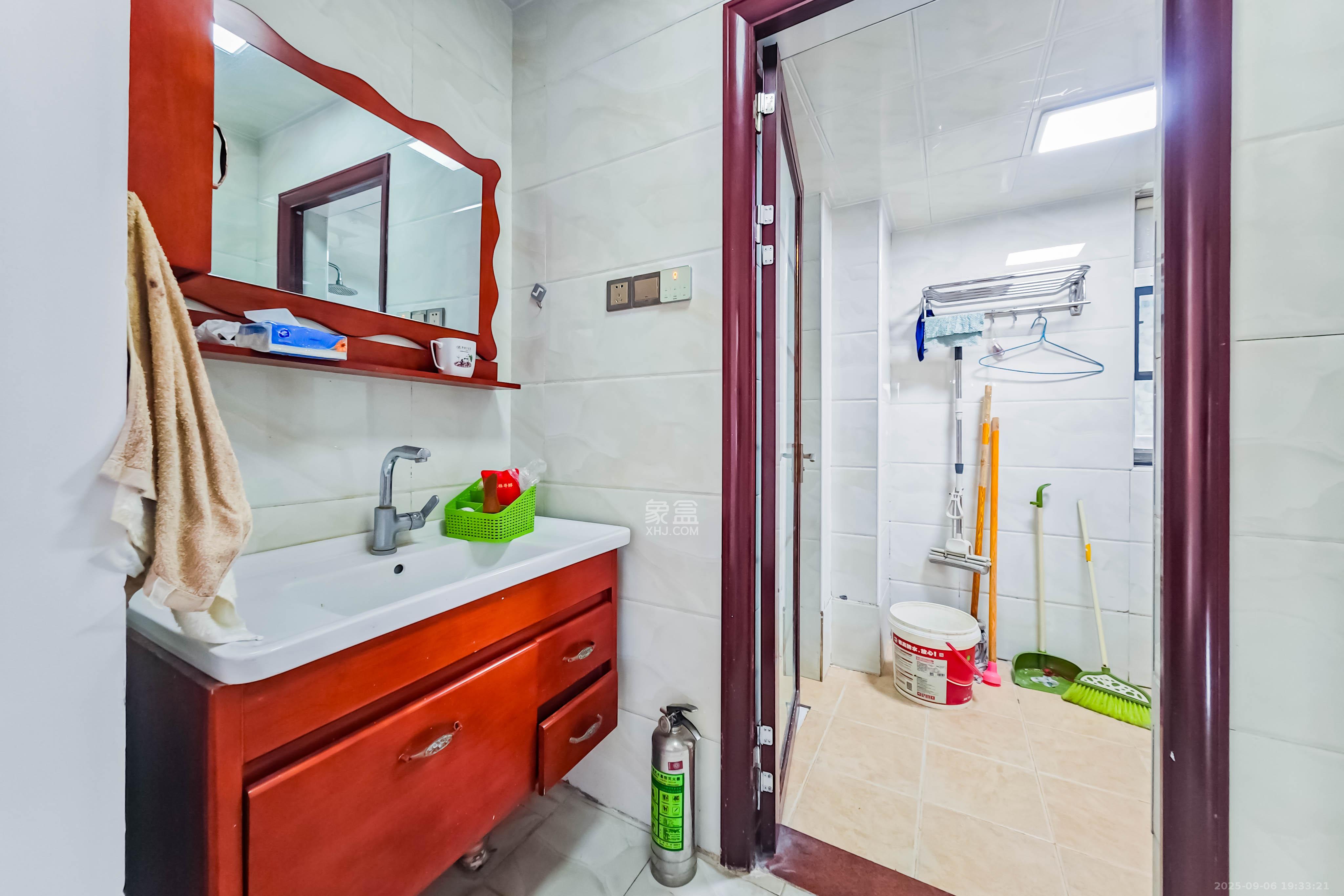 融科东南海  3室2厅2卫    95.0万卫生间