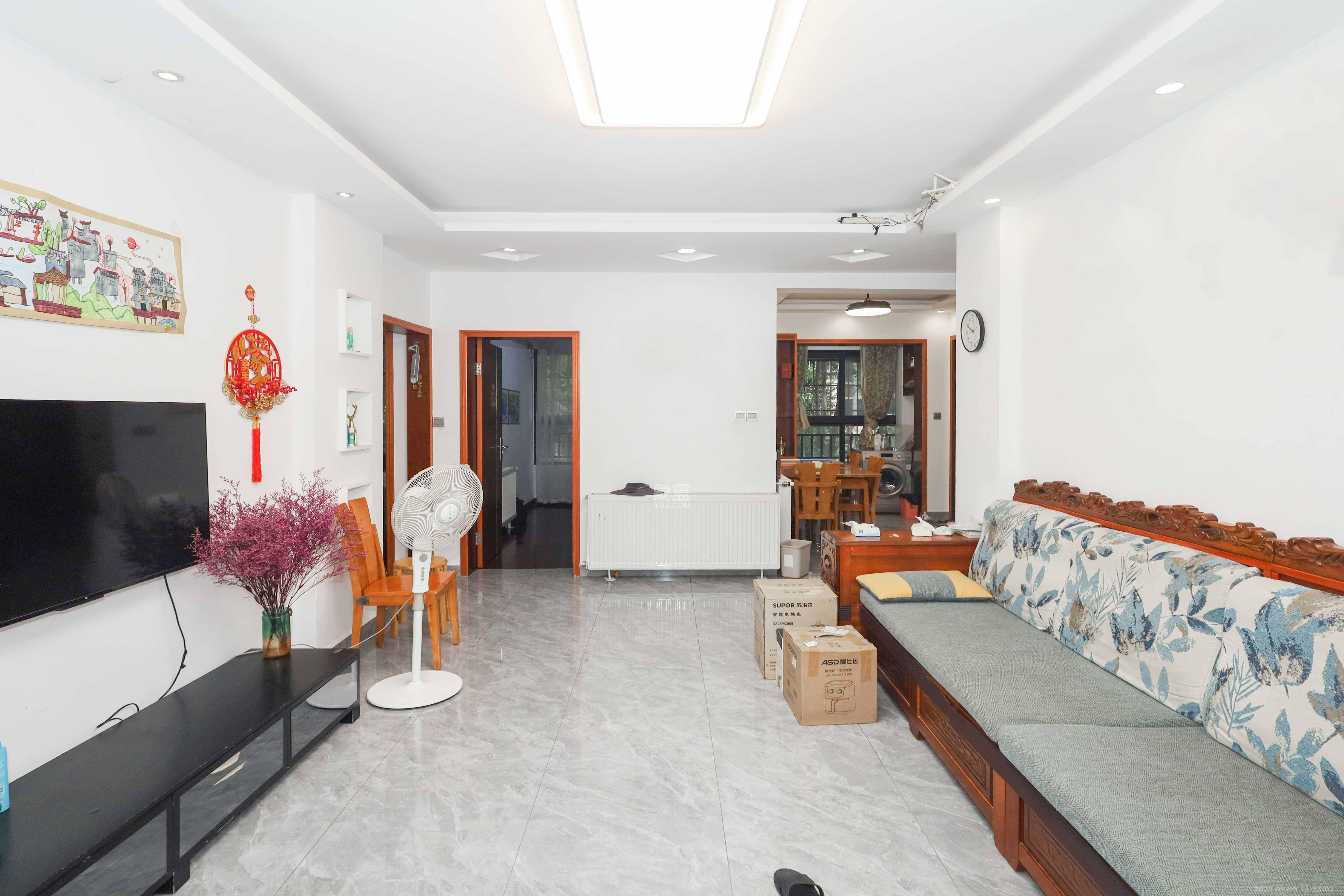 保利麓谷林语A区 3室2厅1卫 76.0万 保利麓谷林语A区 3室2厅1卫 76.0万客厅