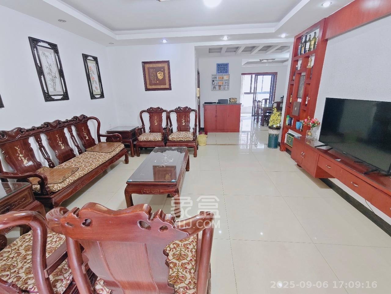 西子花苑  3室2厅2卫    116.8万客厅