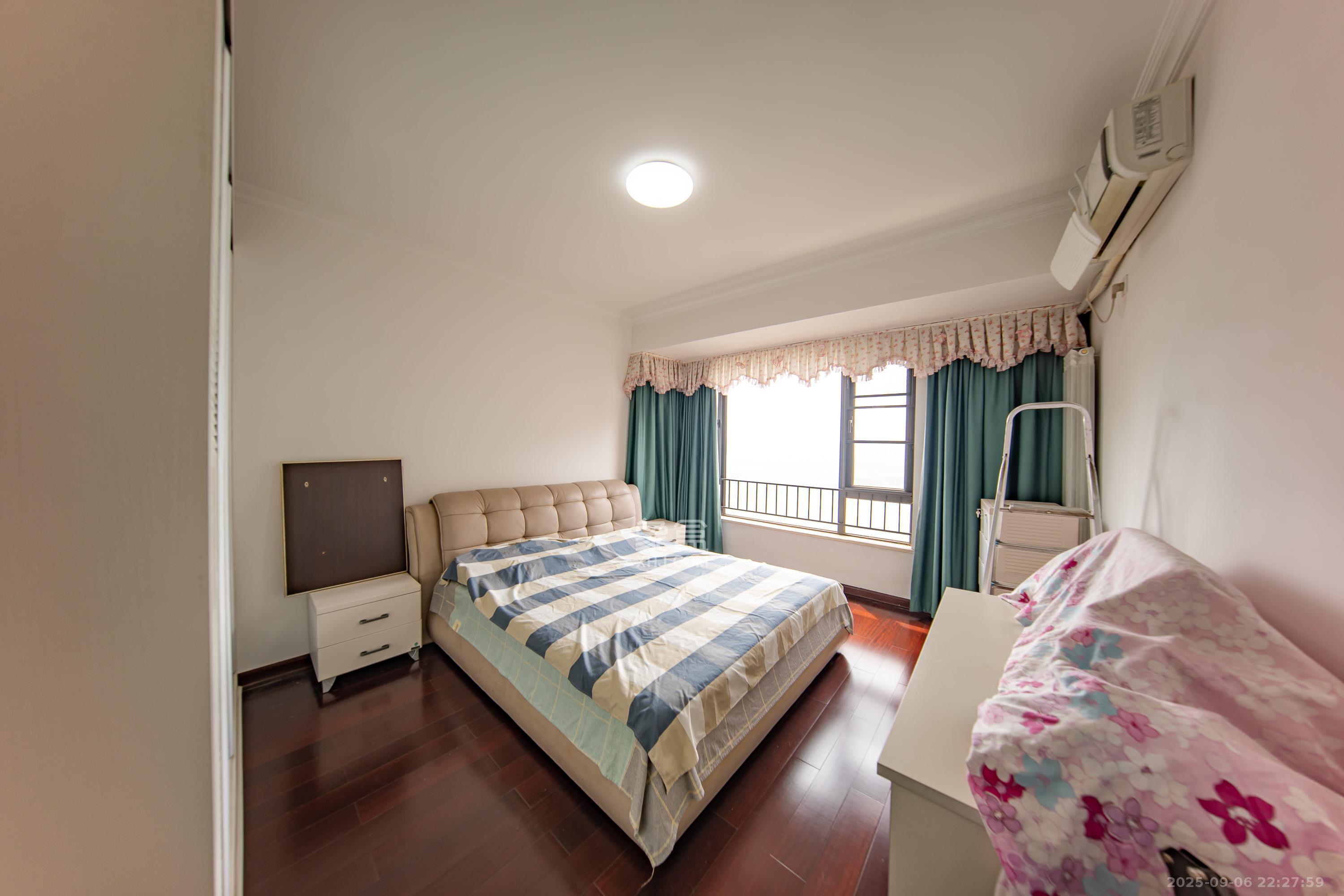 中海国际一期 1室2厅2卫 95.0万 中海国际一期 1室2厅2卫 95.0万卧室