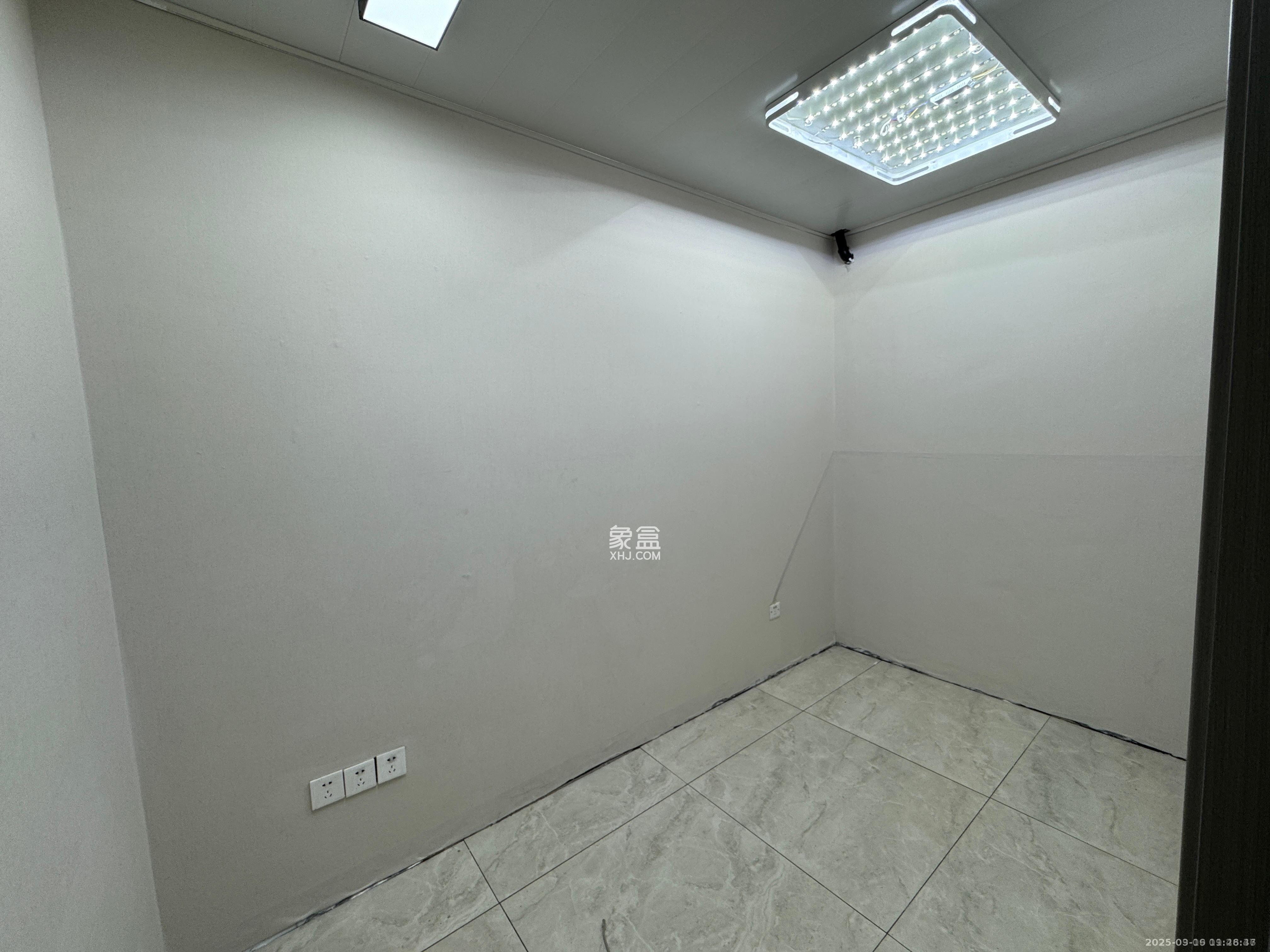 长房中庭国际(东郡华蓉广场) 5室1厅1卫 3000.0元/月 长房中庭国际(东郡华蓉广场) 5室1厅1卫 3000.0元/月室内图