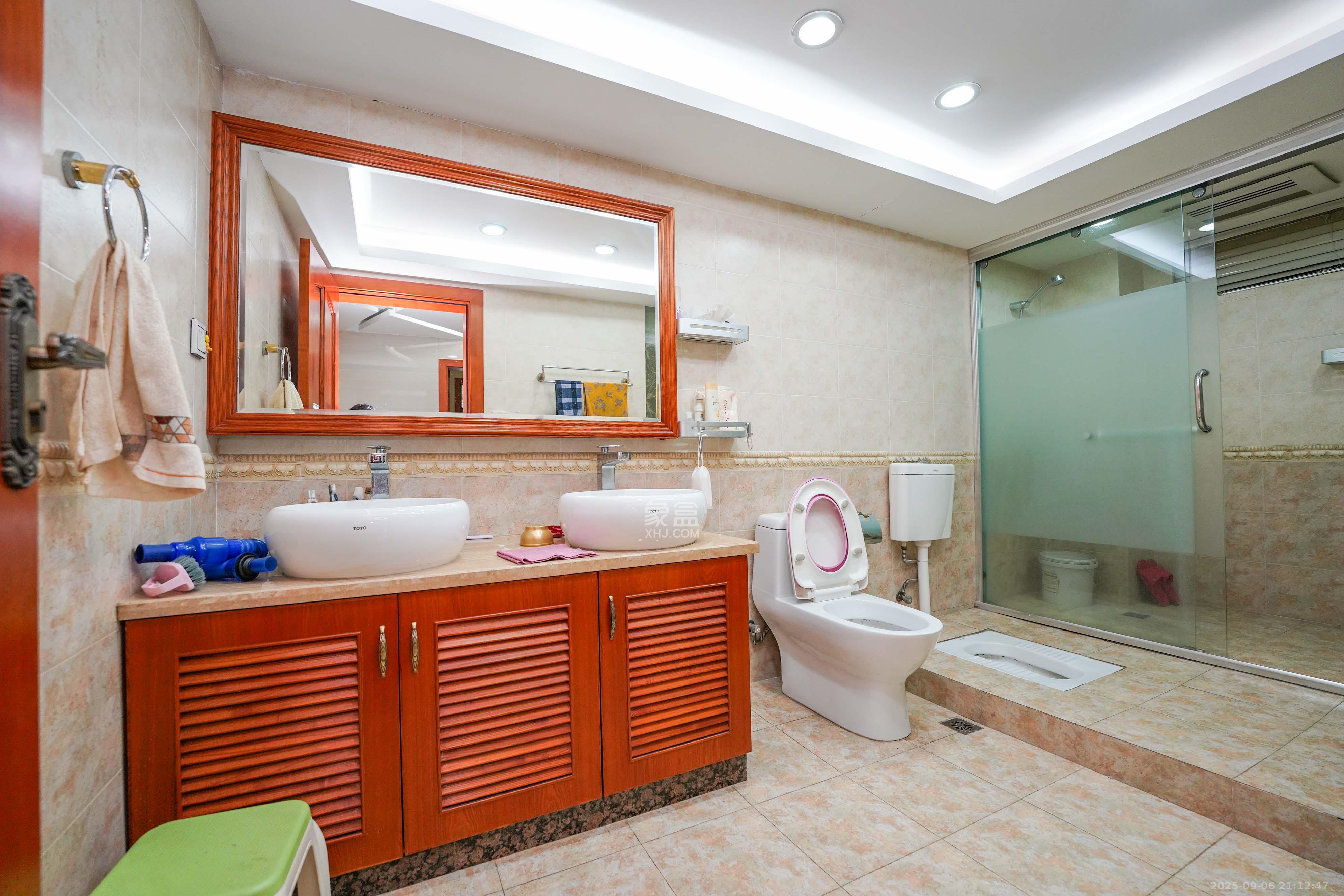 保利阆峰云墅 5室2厅4卫 868.0万 保利阆峰云墅 5室2厅4卫 868.0万卫生间