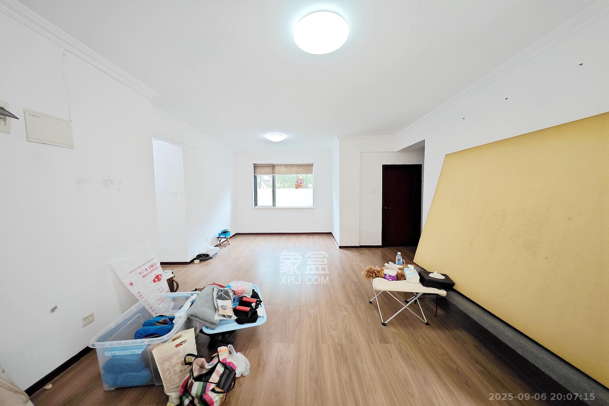 新城新世界一二三期  2室2厅1卫    76.0万 新城新世界一二三期  2室2厅1卫    76.0万客厅