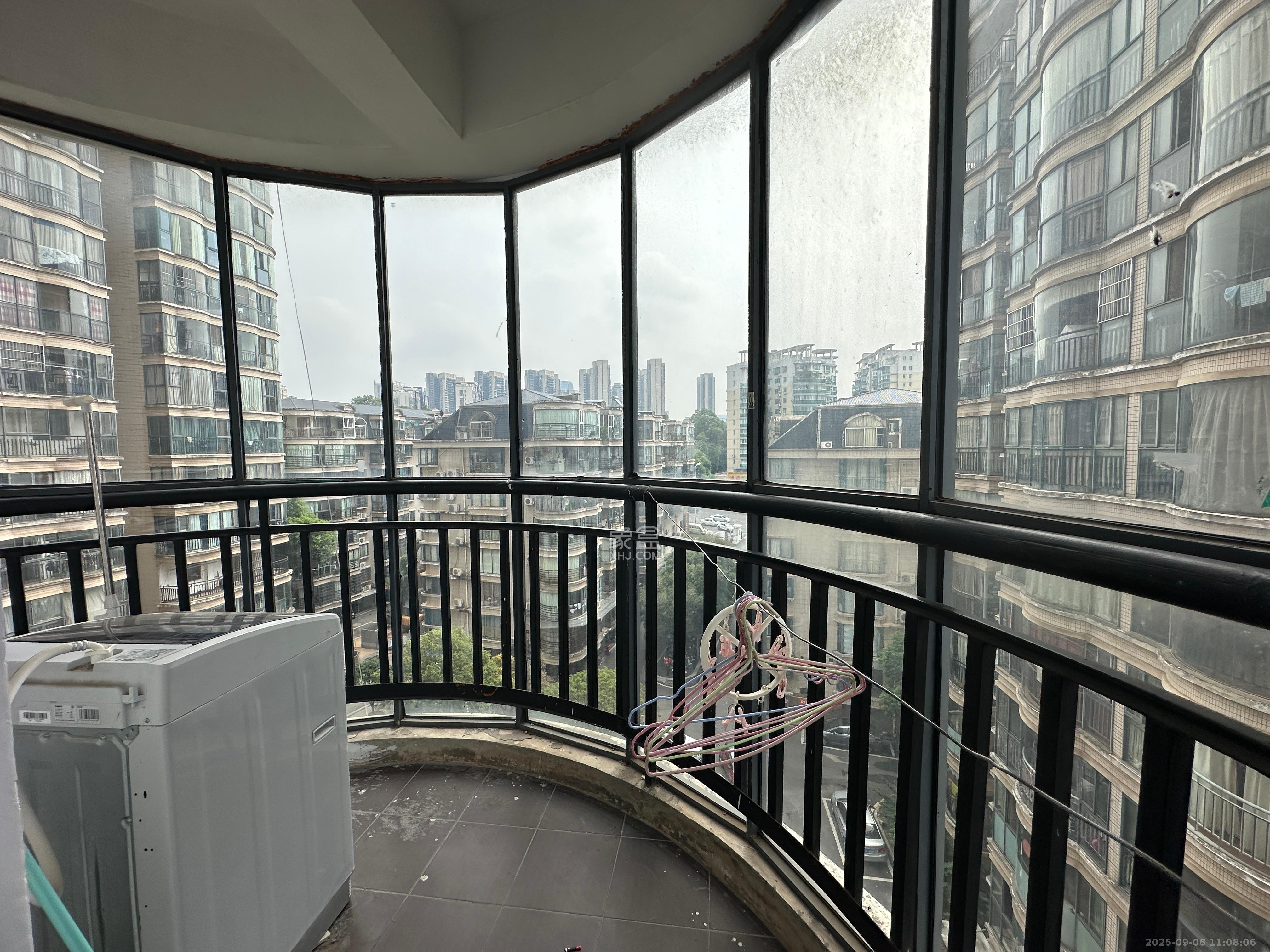 华丽家族  4室2厅2卫   2800.00元/月室内图