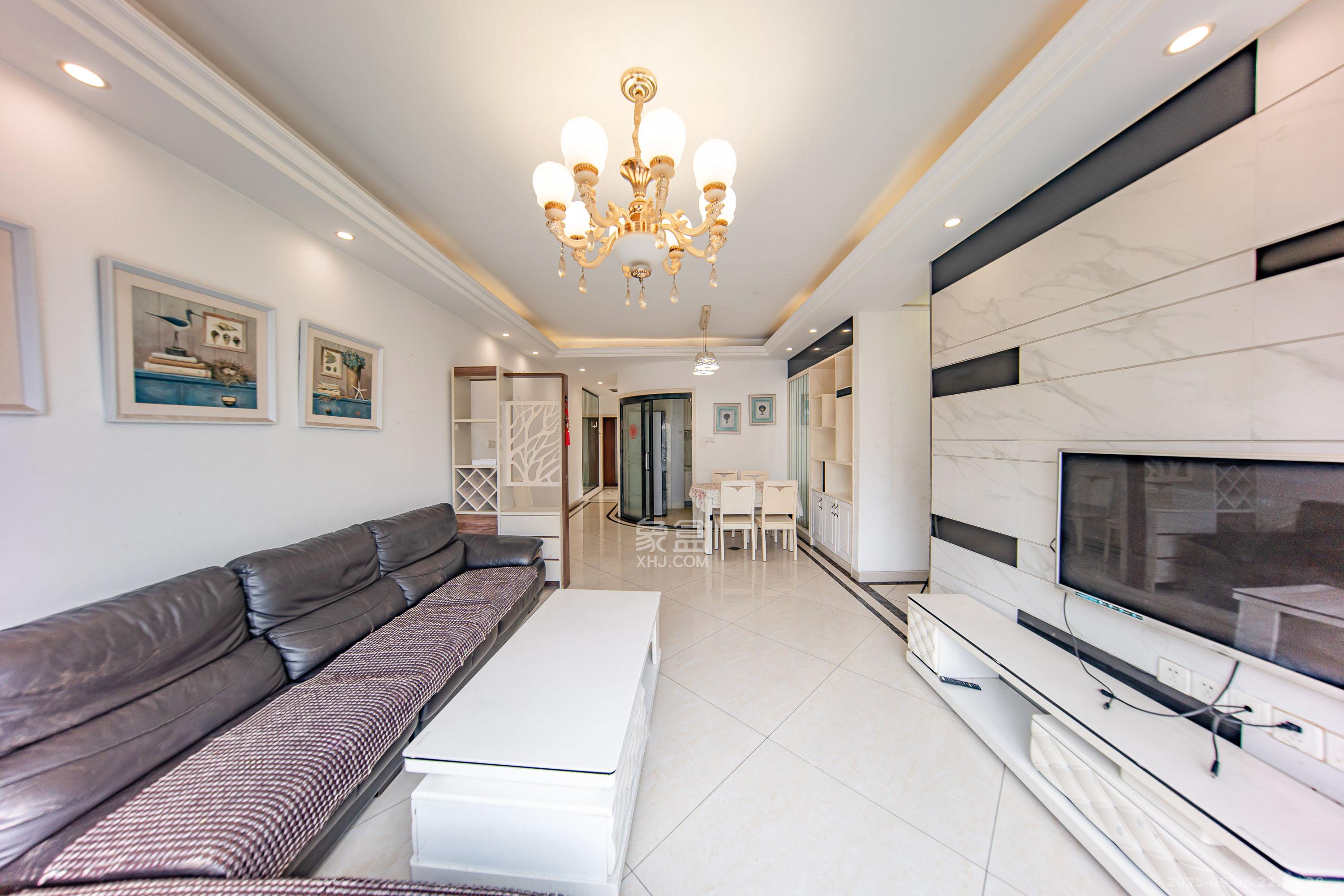 枫华府第  3室2厅1卫    79.0万 枫华府第  3室2厅1卫    79.0万客厅