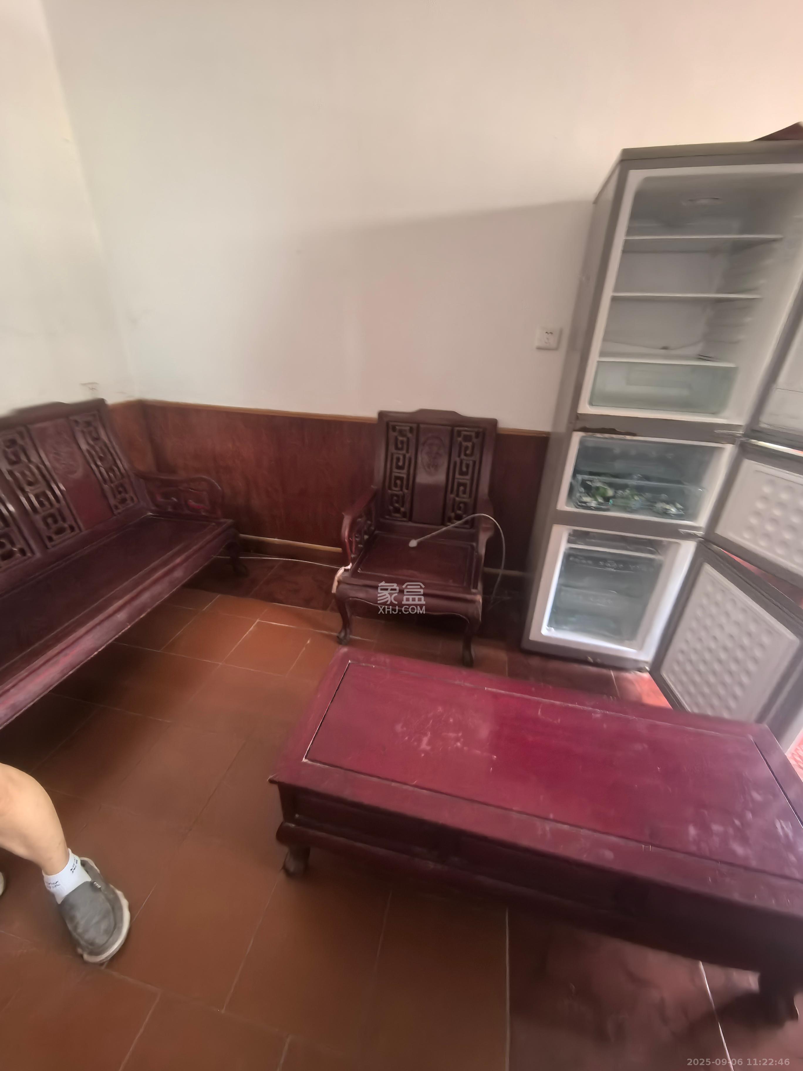 粮贸大厦  3室1厅1卫    2500.0元/月室内图