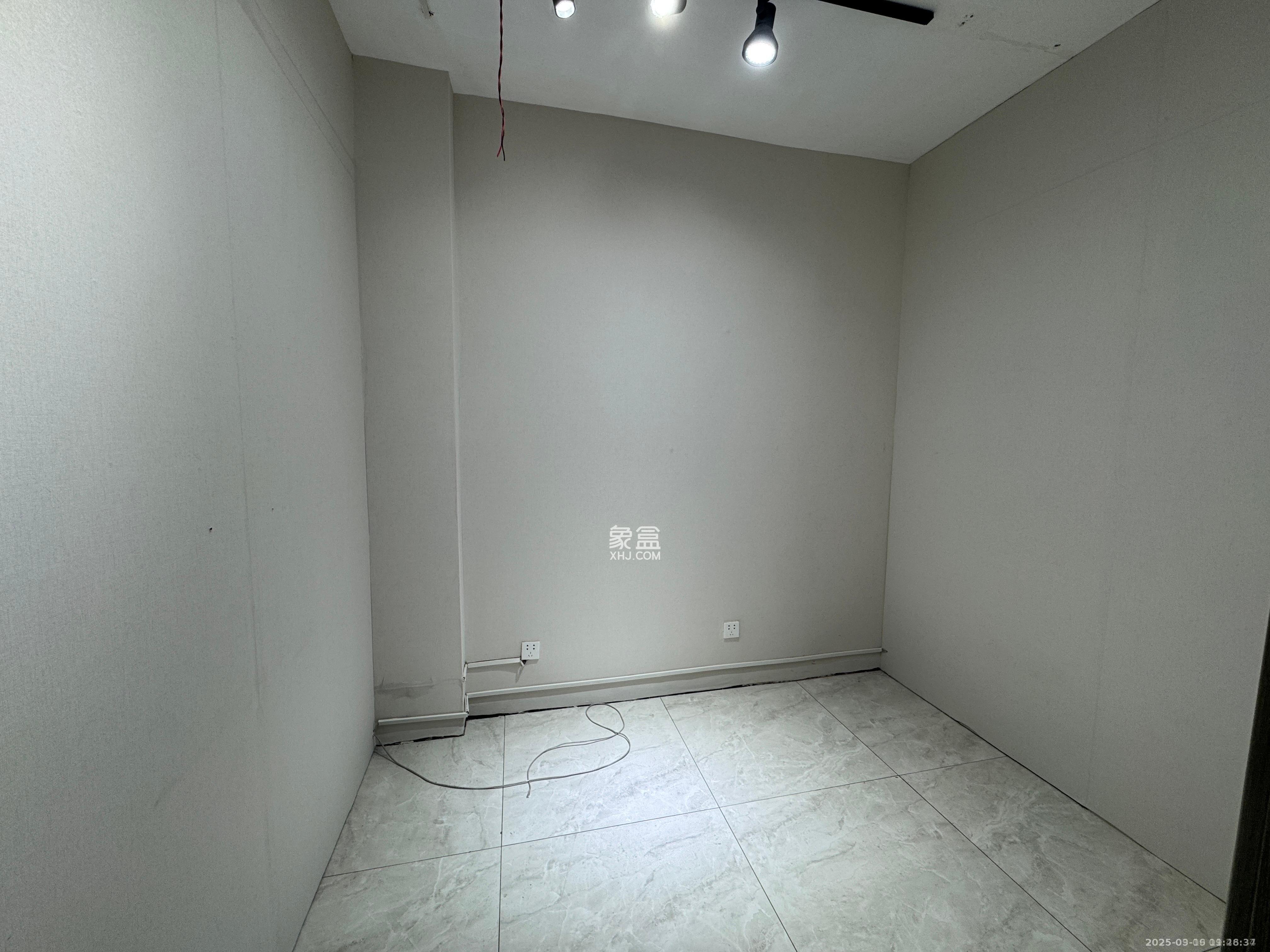 长房中庭国际(东郡华蓉广场) 5室1厅1卫 3000.0元/月 长房中庭国际(东郡华蓉广场) 5室1厅1卫 3000.0元/月室内图