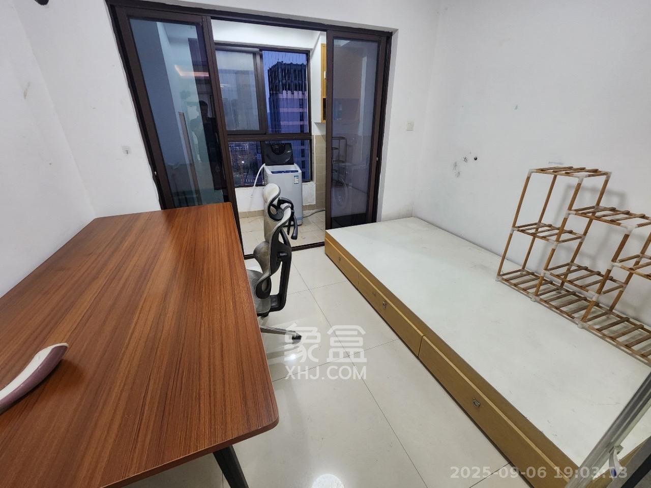 绿地中央广场  2室2厅1卫    2300.0元/月室内图