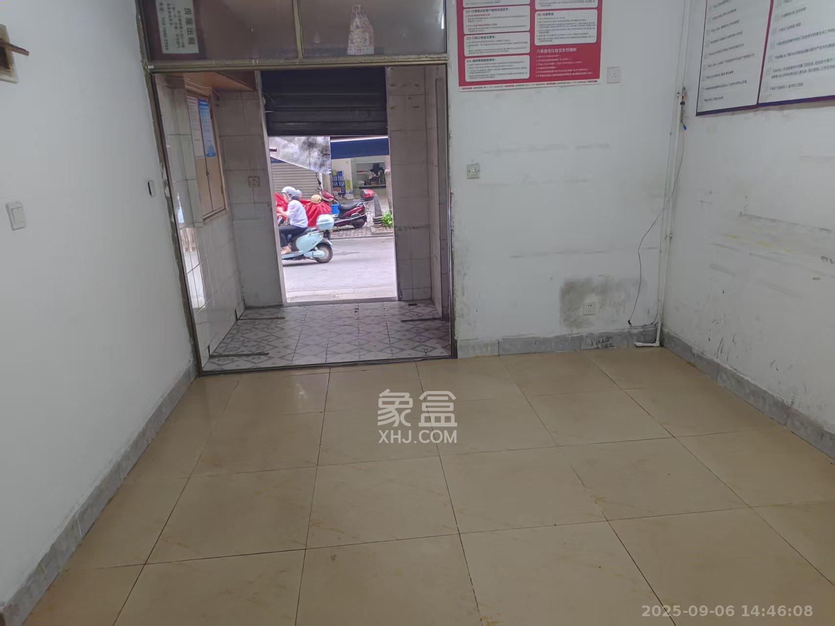 荷花园小区（安置房小区）  3室1厅1卫   2500.00元/月