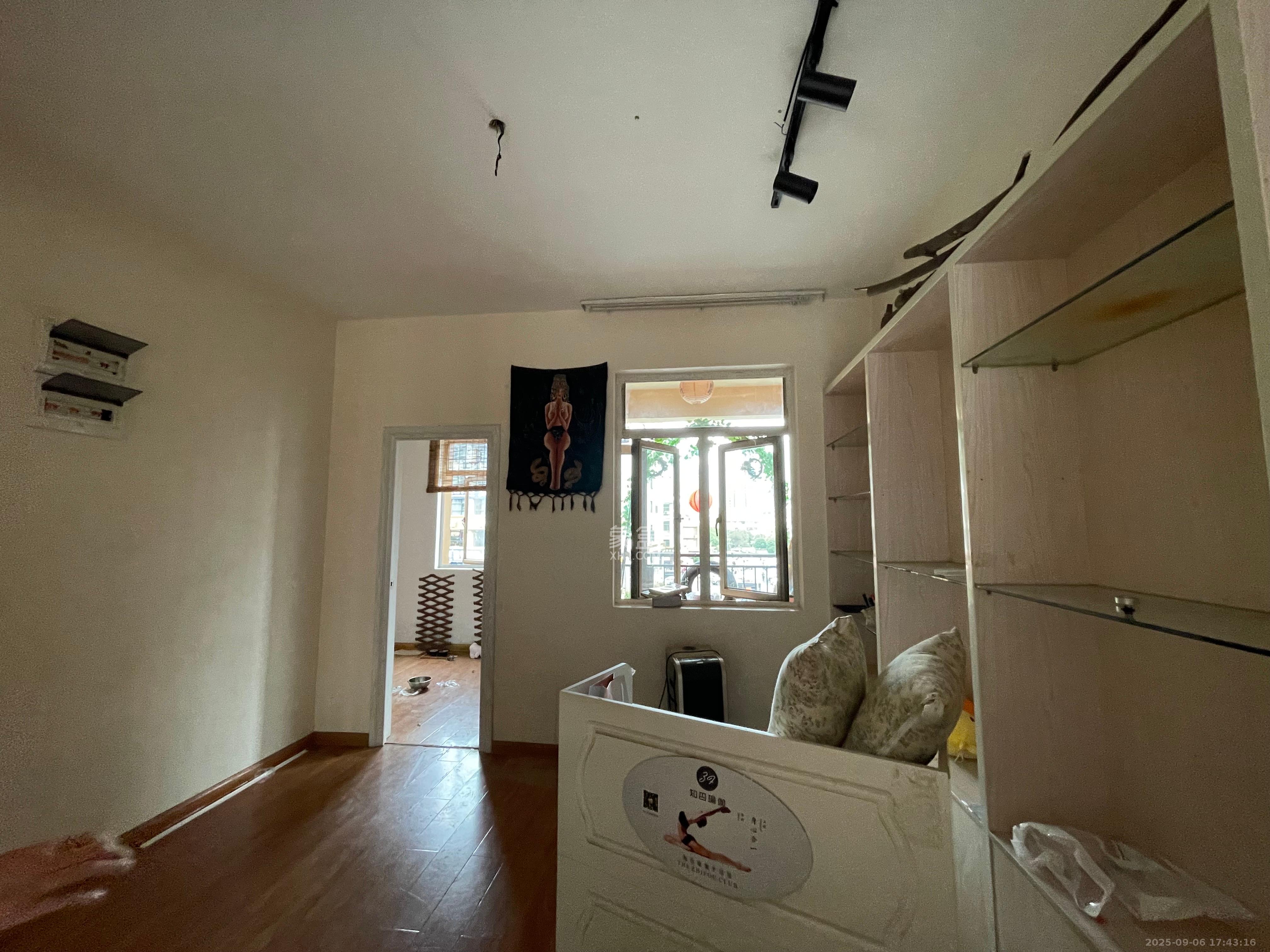 米兰春天  3室2厅1卫    1800.0元/月室内图