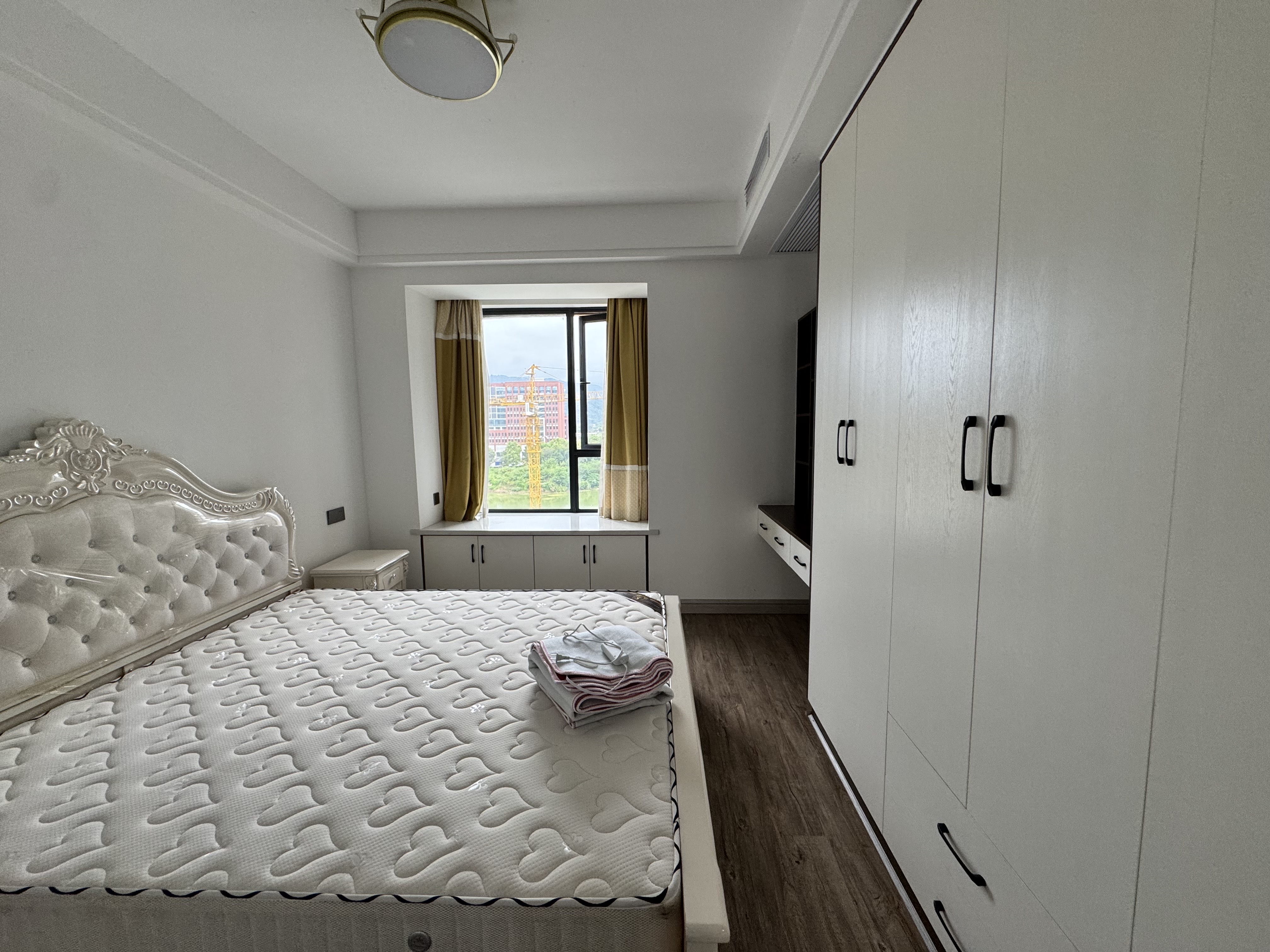 昊天珑璟湾 4室2厅2卫 2300.0元/月 昊天珑璟湾 4室2厅2卫 2300.0元/月室内图