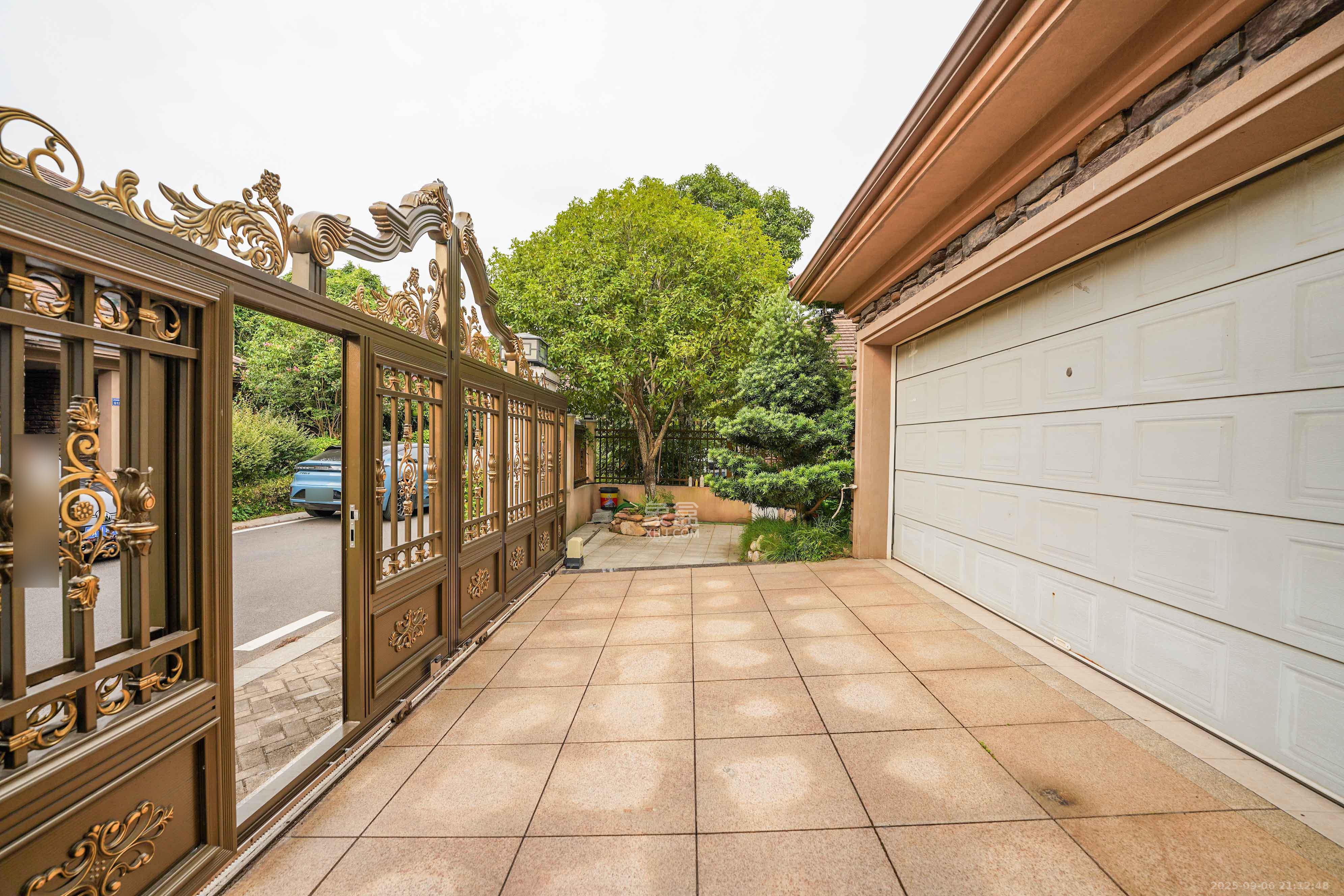 保利阆峰云墅 5室2厅4卫 868.0万 保利阆峰云墅 5室2厅4卫 868.0万阳台