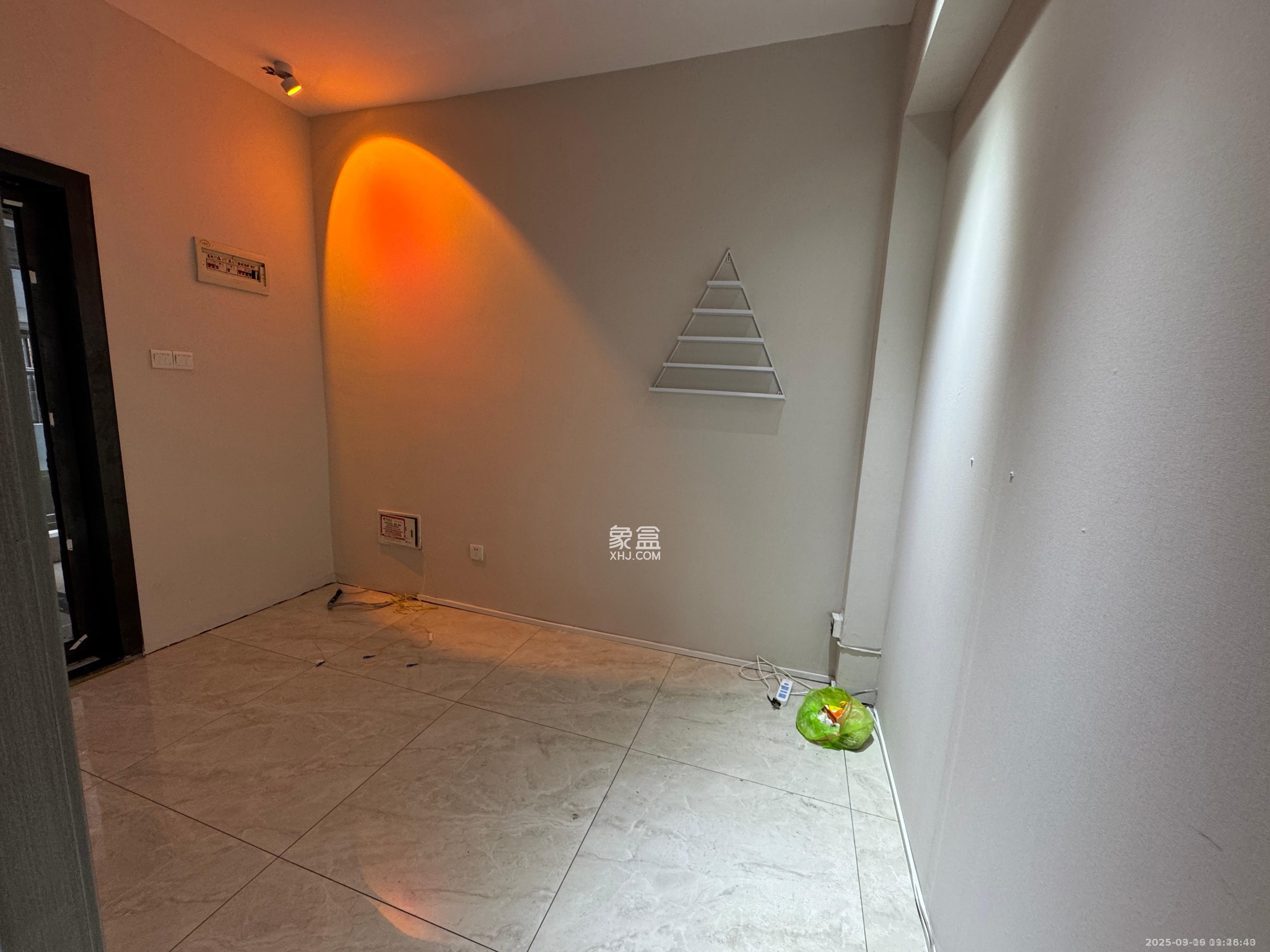 长房中庭国际(东郡华蓉广场) 5室1厅1卫 3000.0元/月 长房中庭国际(东郡华蓉广场) 5室1厅1卫 3000.0元/月室内图