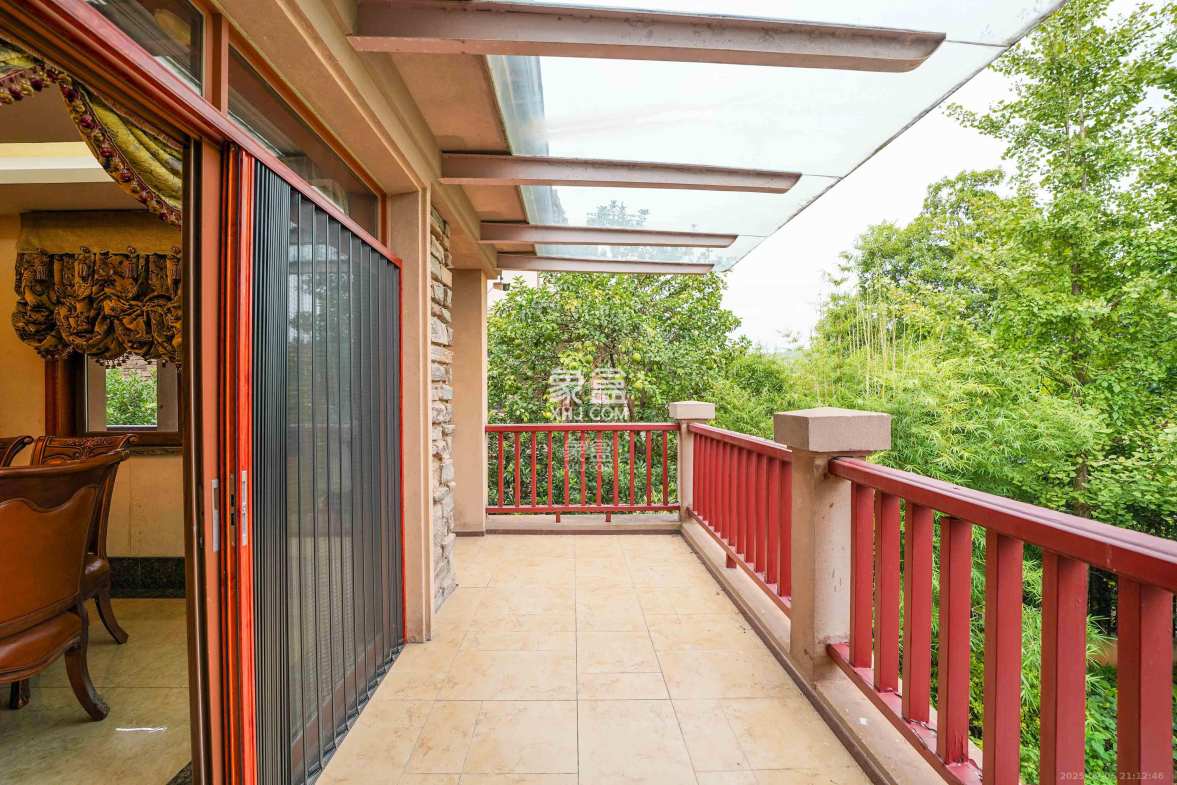 保利阆峰云墅 5室2厅4卫 868.0万 保利阆峰云墅 5室2厅4卫 868.0万阳台