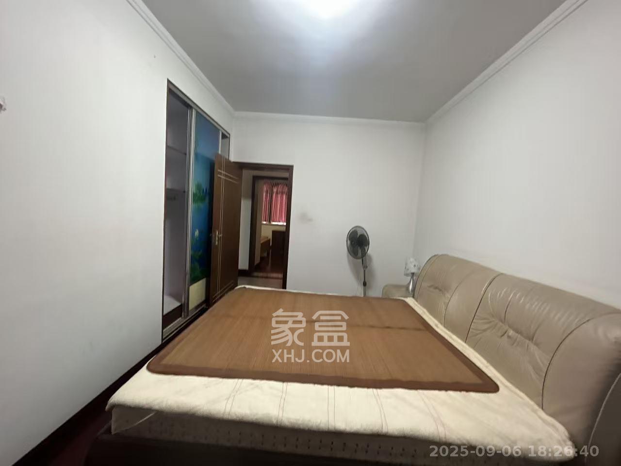 东湖小区安置房  4室2厅1卫    3000.0元/月