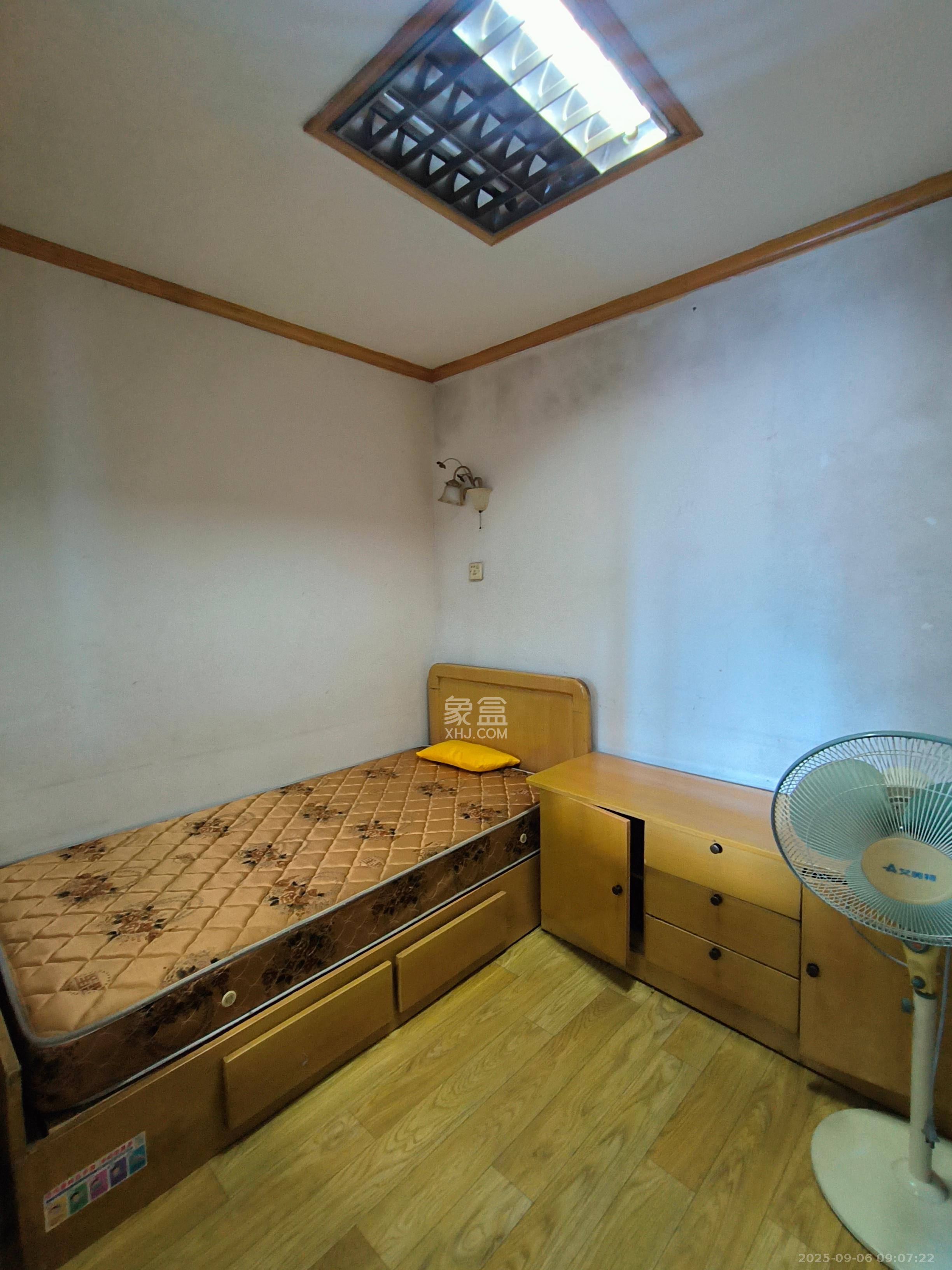 天心大厦  3室1厅1卫    2000.0元/月 天心大厦  3室1厅1卫    2000.0元/月室内图1