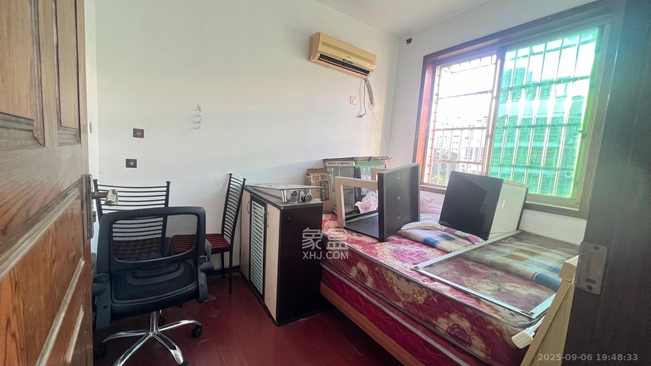 中南汽车世界  3室2厅2卫    1400.0元/月室内图