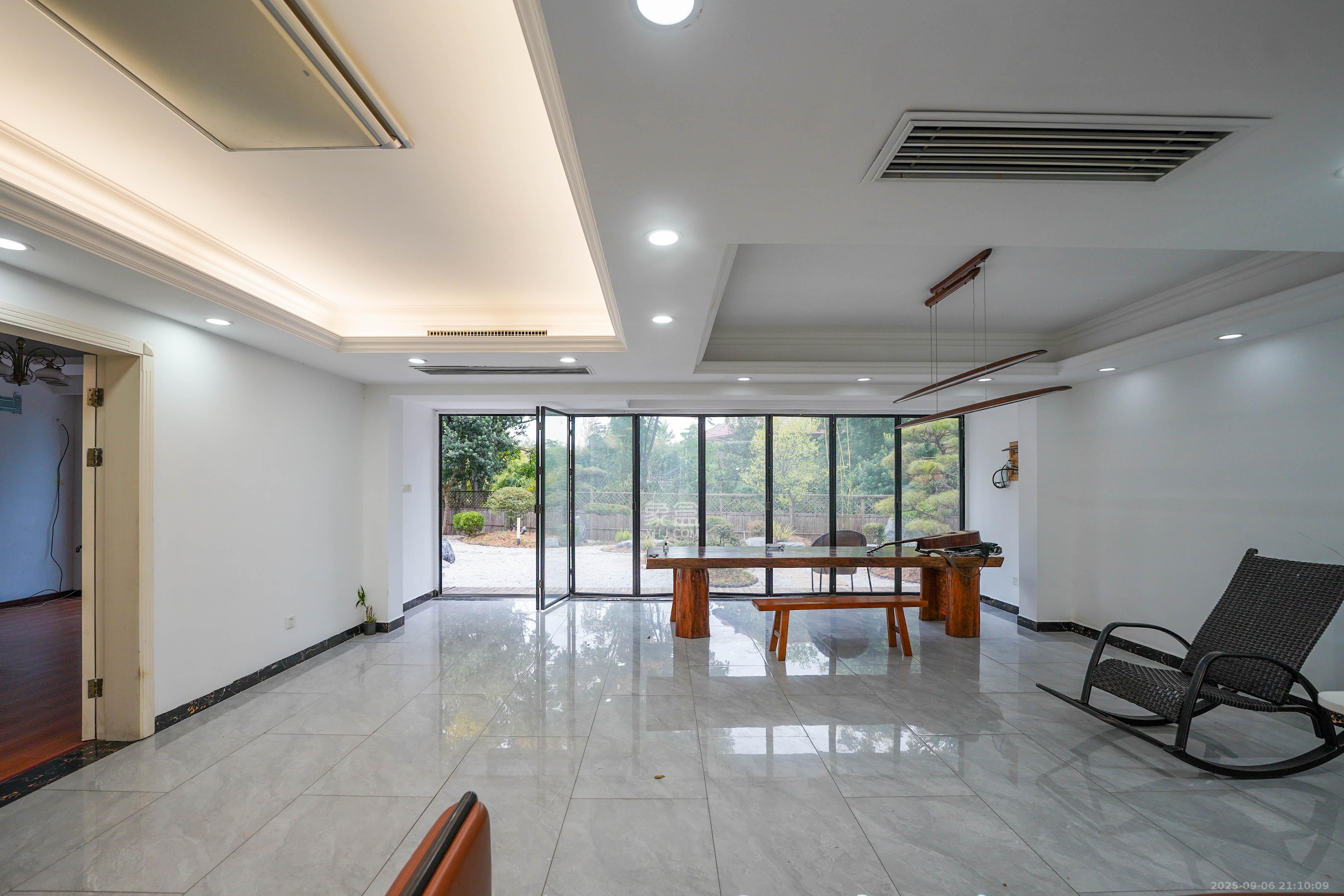 保利阆峰云墅  7室3厅5卫    730.0万 保利阆峰云墅  7室3厅5卫    730.0万客厅