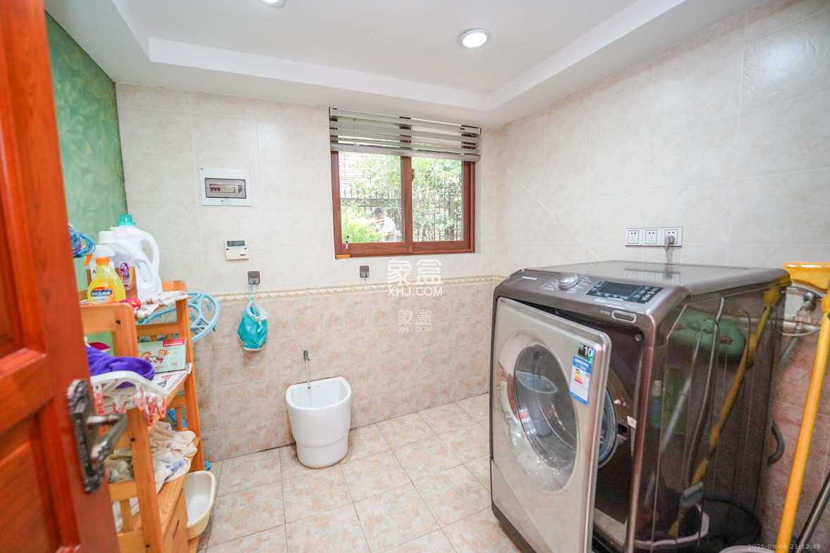 保利阆峰云墅 5室2厅4卫 868.0万 保利阆峰云墅 5室2厅4卫 868.0万卫生间